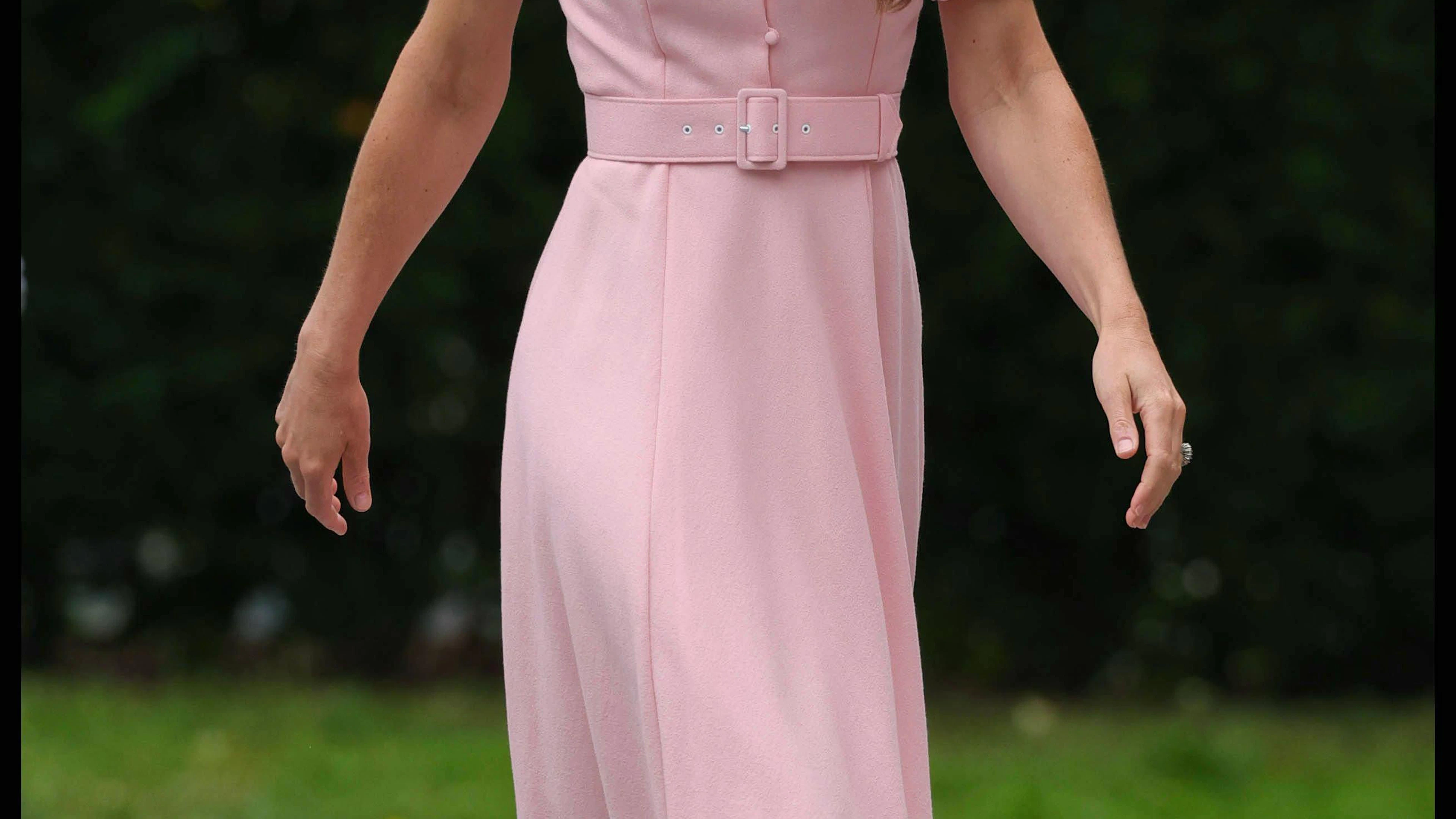 Ciao tendenza «Barbiecore»! Il 28 giugno, Kate ha riciclato l’abito midi aderente che aveva indossato in precedenza a Wimbledon nel 2021.
