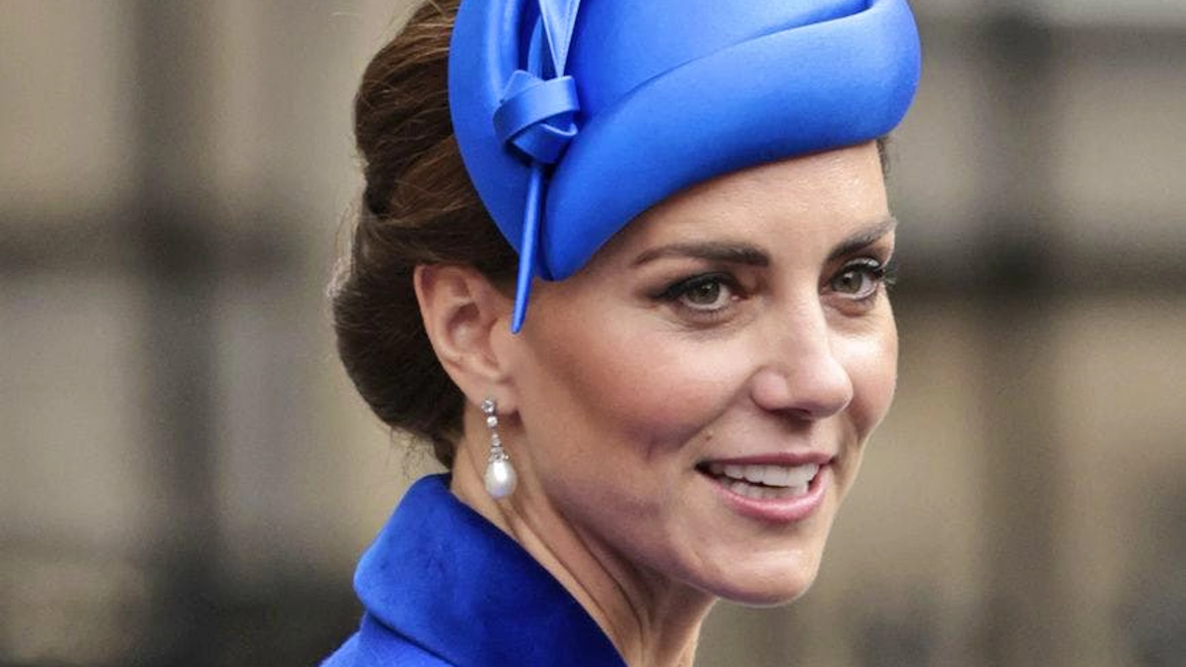 La «regina del riciclaggio» ha indossato un abito a giacca di lunghezza media della stilista britannica Catherine Walker, con il quale era già apparsa alla celebrazione di Pasqua di aprile e nel Commonwealth Day 2022.