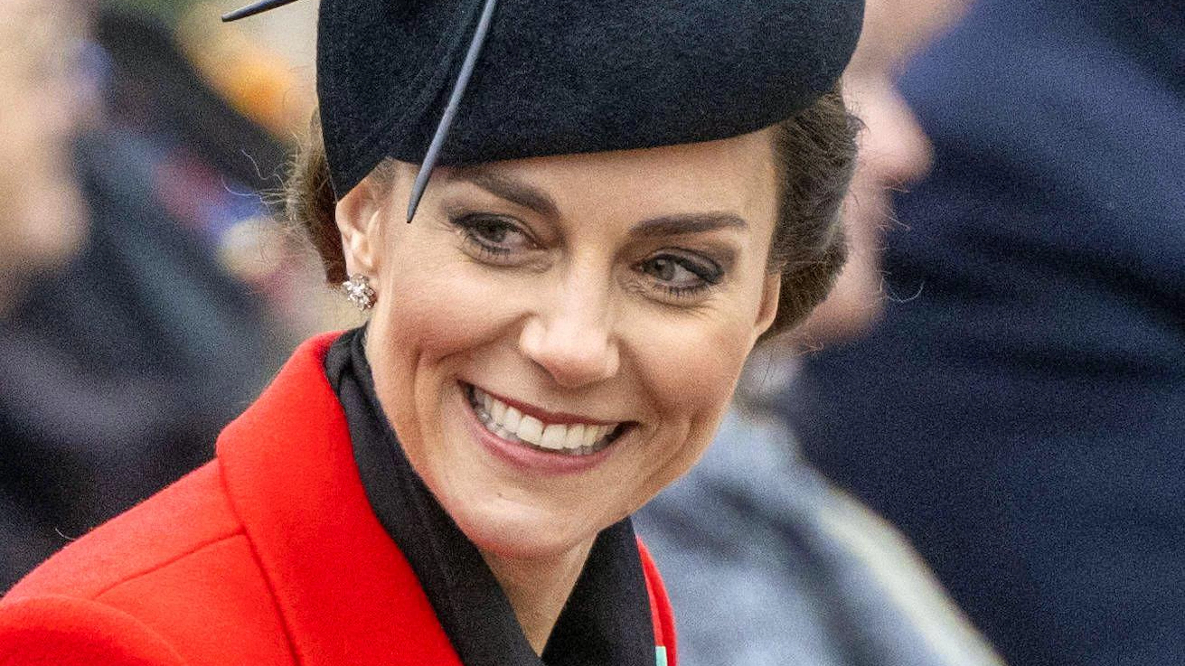 Kate usa occasionalmente anche il&nbsp;<em>bibi</em>, o <em>fascinator</em> (<em>un cappellino all'inglese, ndt</em>) qui in versione con fiocco scultoreo e sofisticato in occasione della St. David's Day Parade a Windsor, nel marzo 2023.
