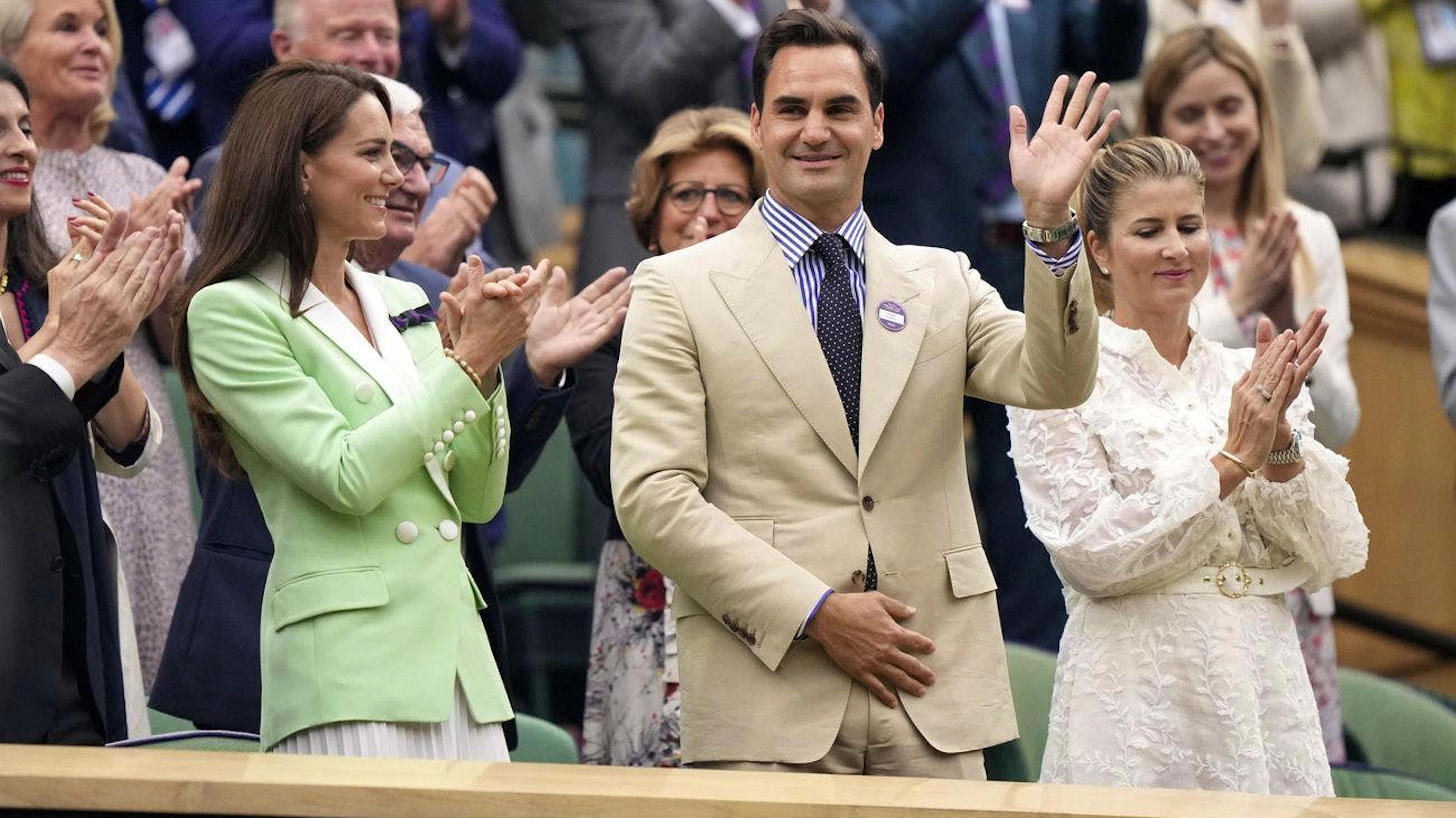 La principessa del Galles ha indossato un blazer color menta e una gonna a pieghe quando è apparsa insieme a Roger Federer il 4 luglio 2023 a Wimbledon. Un omaggio alla principessa Diana, che ha sempre puntato sulla classica gonna a pieghe. Un look dolce.