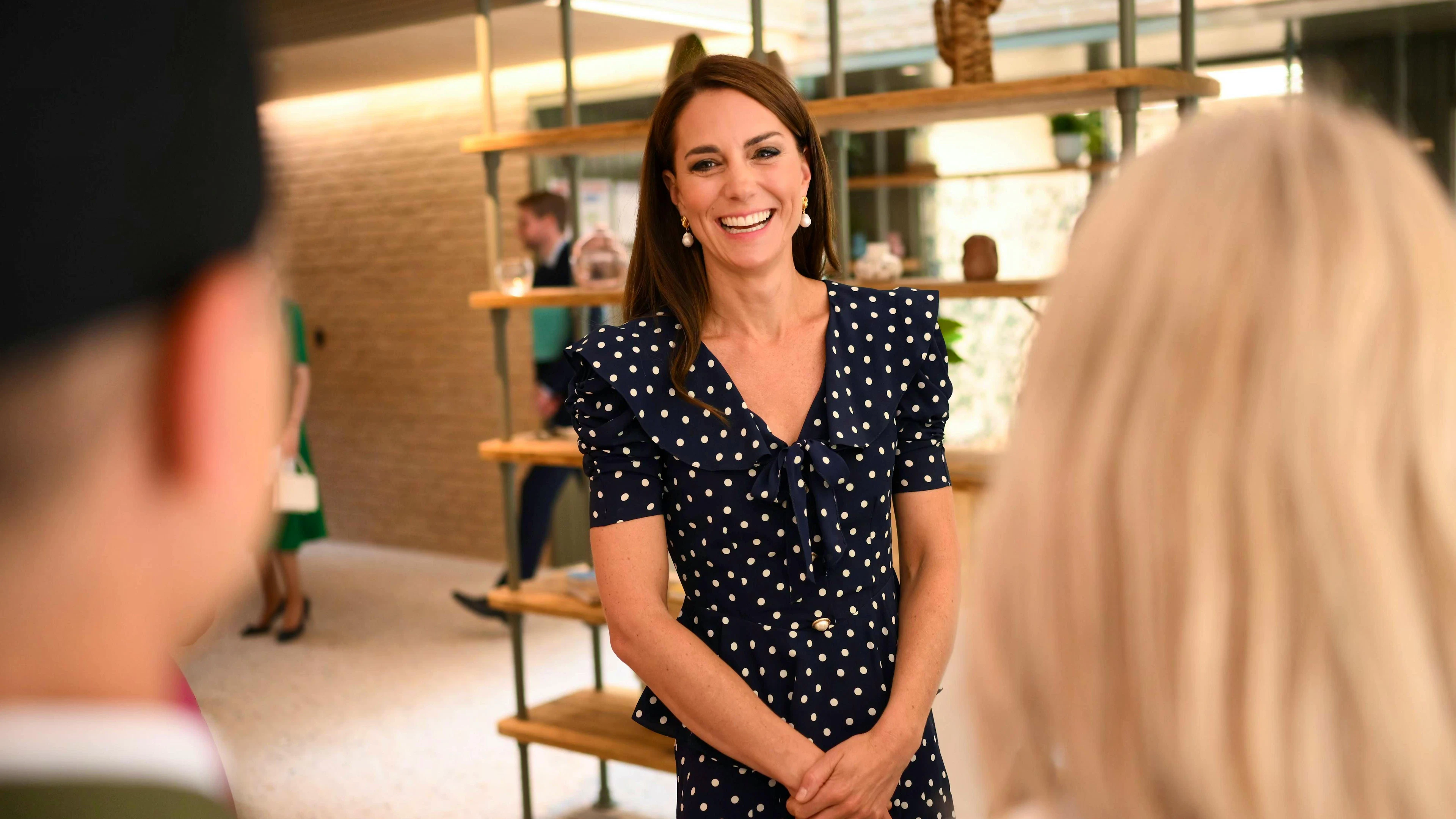 Kate va a segno con i pois: il 27 giugno visita «Hope Street», una comunità residenziale che sta sperimentando un nuovo approccio per sostenere le donne nel sistema giudiziario, a Southampton. Un omaggio a Lady D, che aveva un debole per i pois e li indossava in tutti i colori.