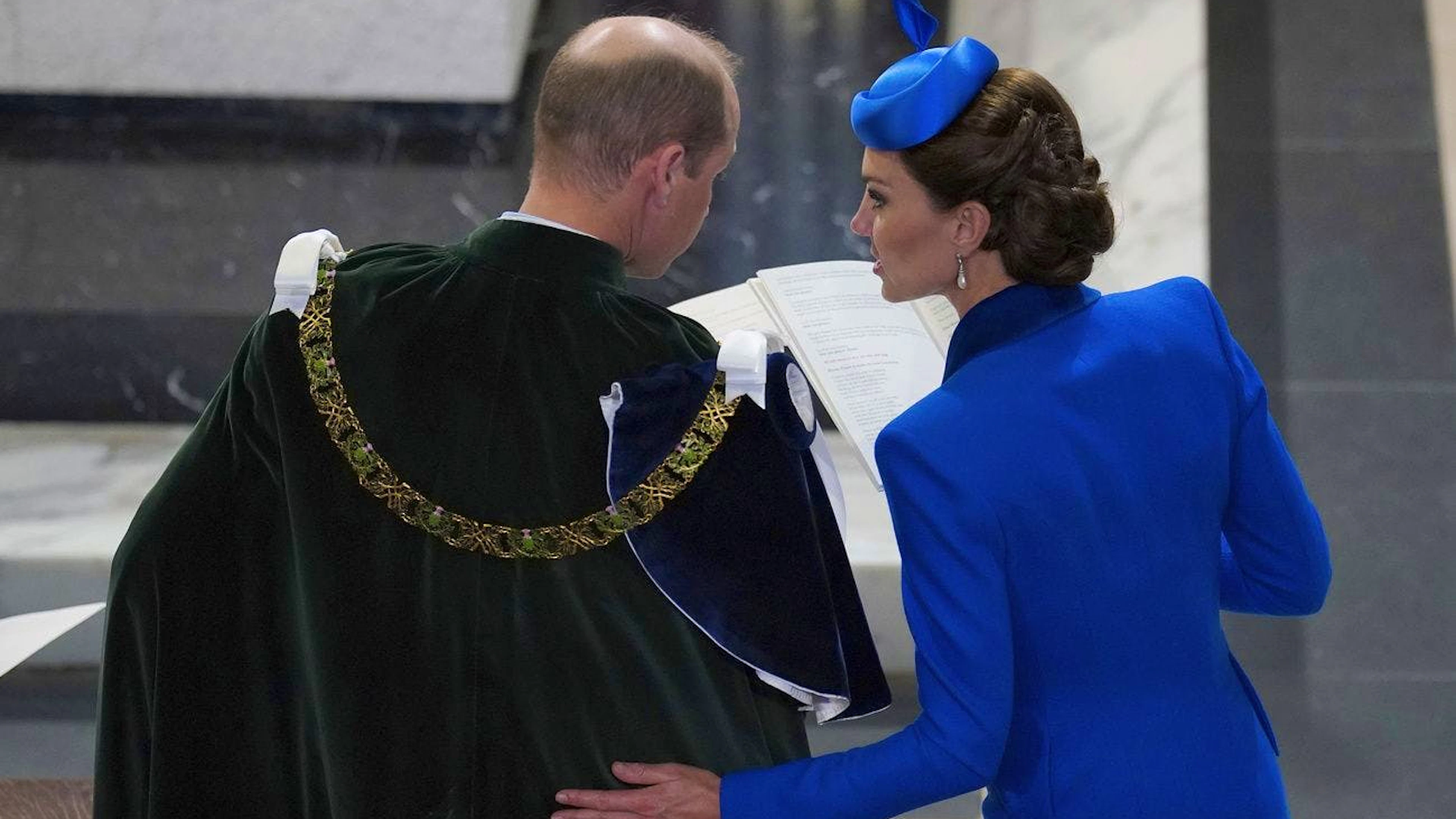 Kate ha creato un outfit monocromatico in blu. Non è un caso che il colore sia sinonimo di sicurezza, affidabilità e crei fiducia. Soprattutto, riflette la bandiera scozzese.