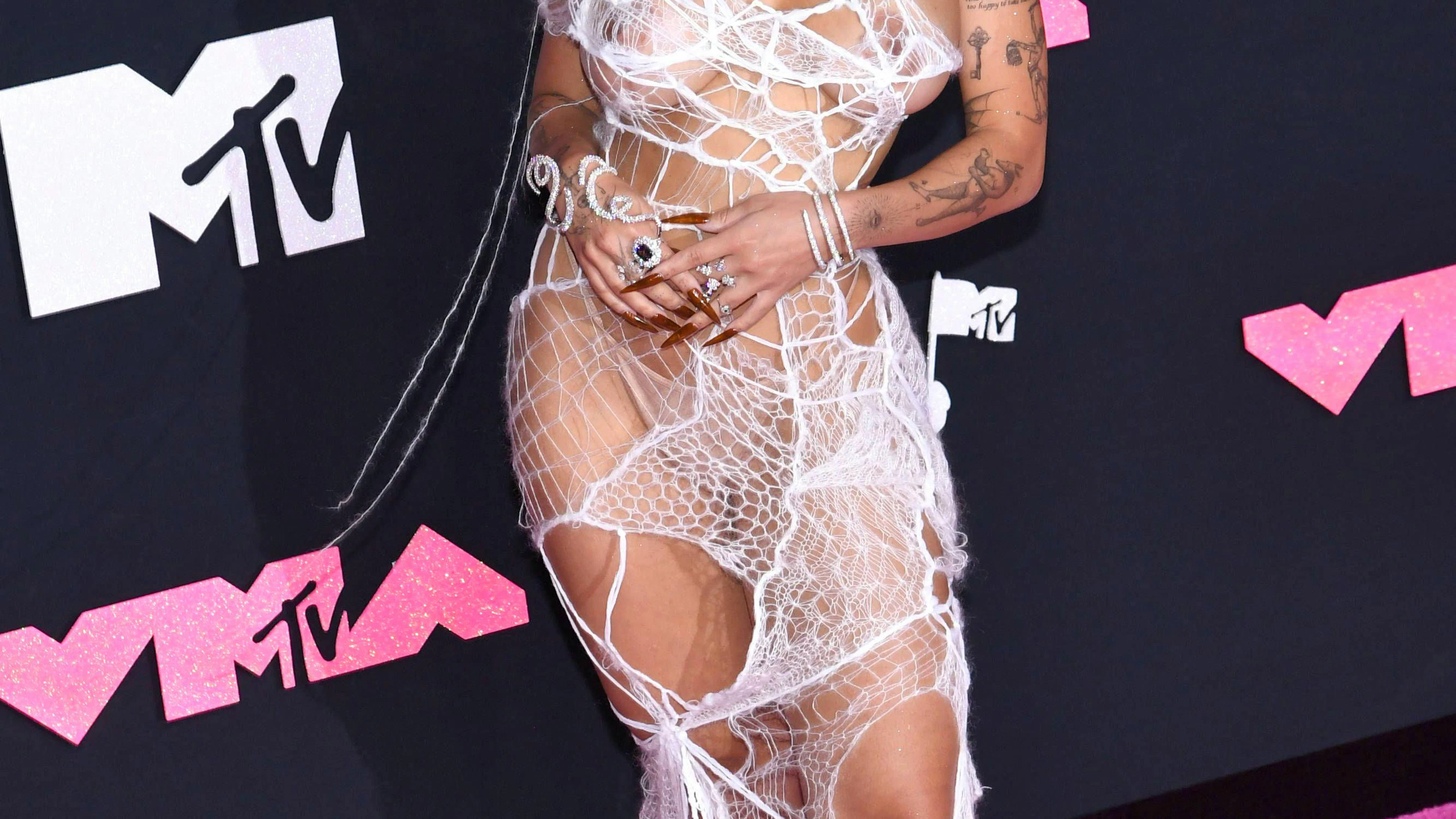Von der Fledermaus zum Spinnennetz mit einem Destroyed-Look par excellence: Sängerin Doja Cat liebt die Extravaganz, nichts Neues. Diesmal entschied sie sich für diese Kreation, bei der man Angst muss, sie könnte komplett auseinanderreissen ...