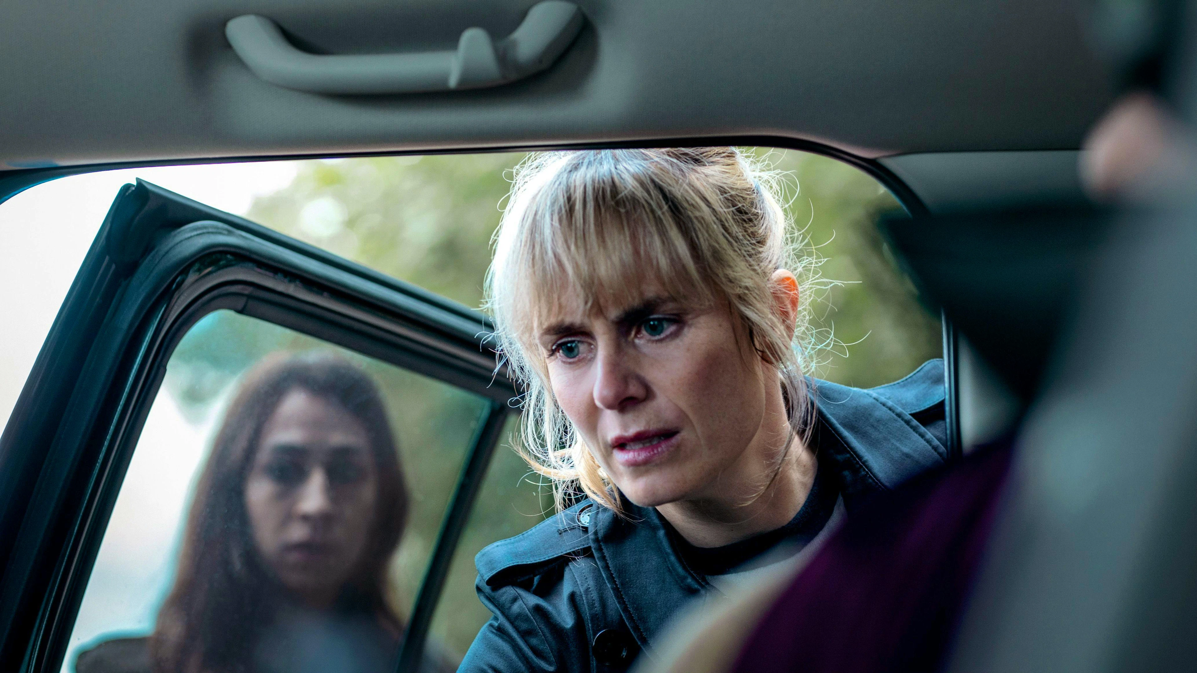 Im Zürcher Oberland wurden drei Menschen erschossen. Im Auto am Tatort entdeckten Kommissarin Tessa Ott (Carol Schuler, links) und ihre Kollegin Isabelle Grandjean (Anna Pieri Zuercher) die einzige Überlebende des Massakers.