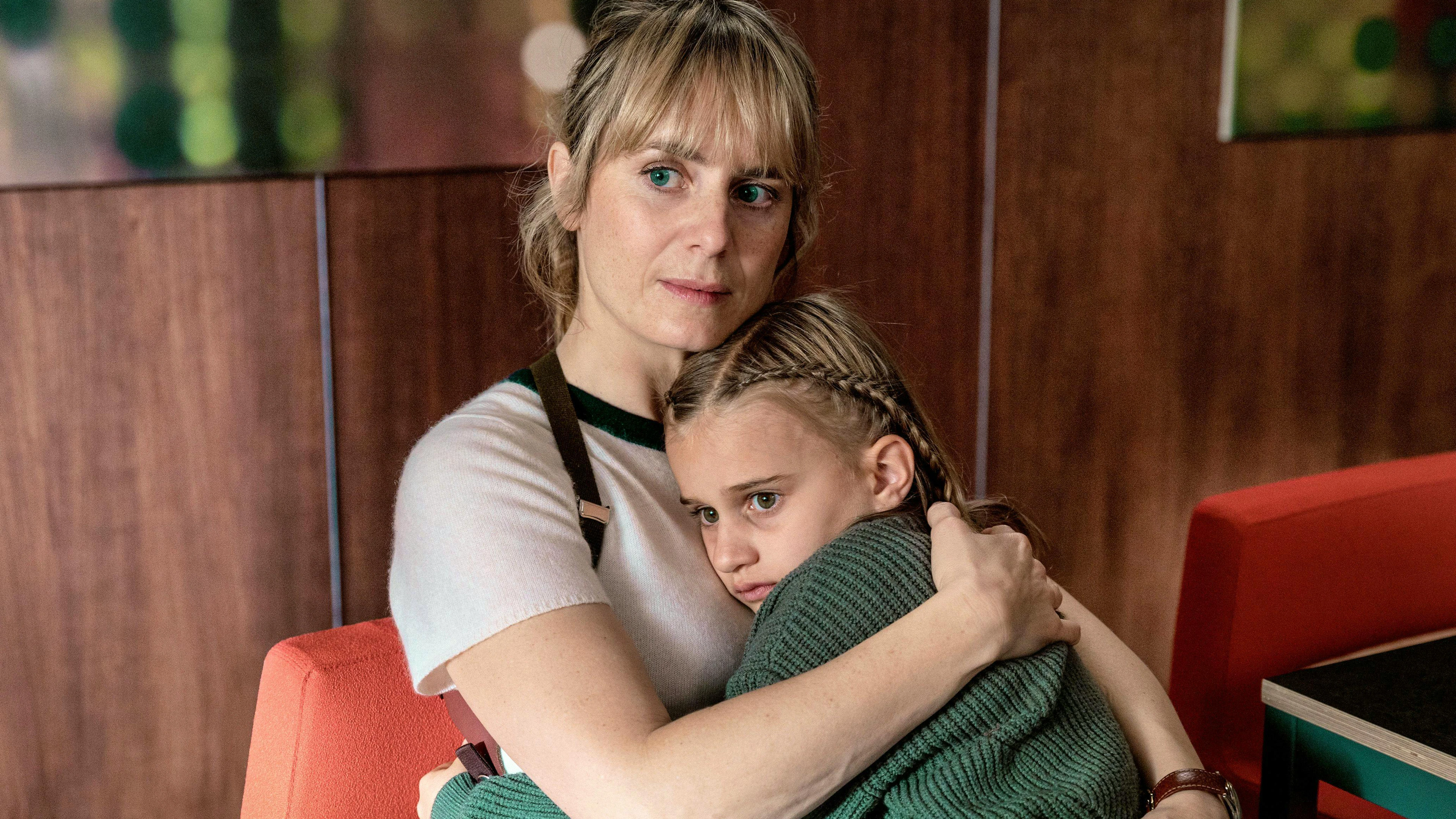 Der Tod ihrer Eltern traumatisierte die kleine Ella Perrier (Maura Landert) zutiefst. Einzig Kommissarin Isabelle Grandjean (Anna Pieri Zuercher) fand Zugang zu der Sechsjährigen.