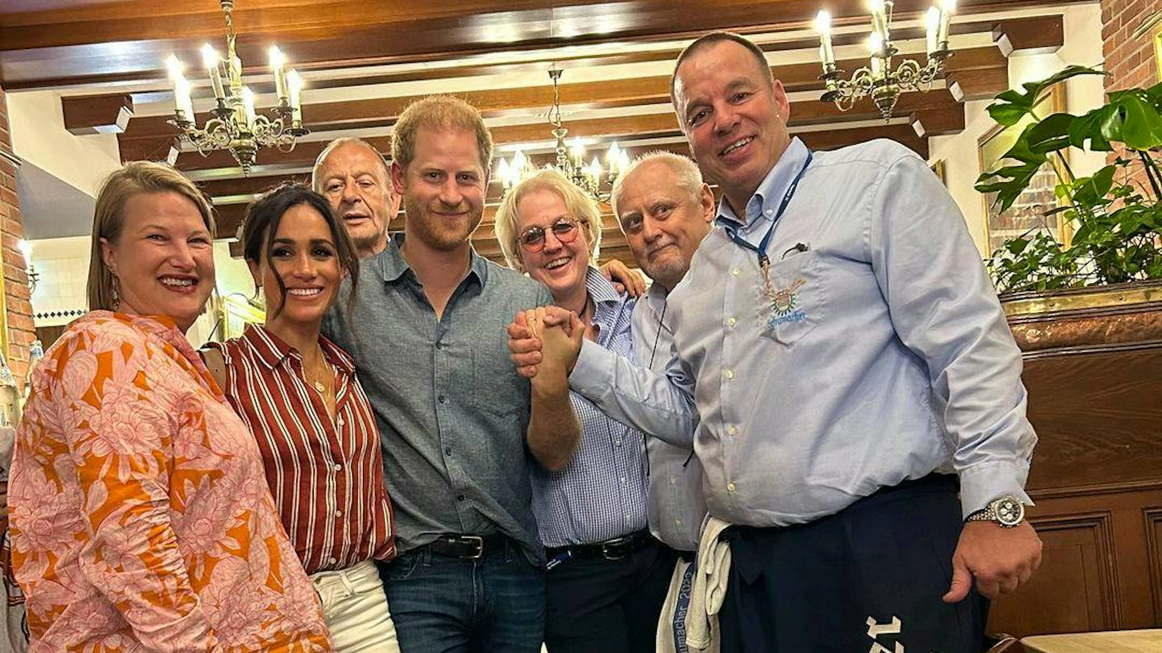 Thea Ungermann (l.) und Frank Wackers (r.) konnten es nicht fassen: Harry und Meghan assen bei ihnen zu Abend – und genossen das hauseigene Bier.