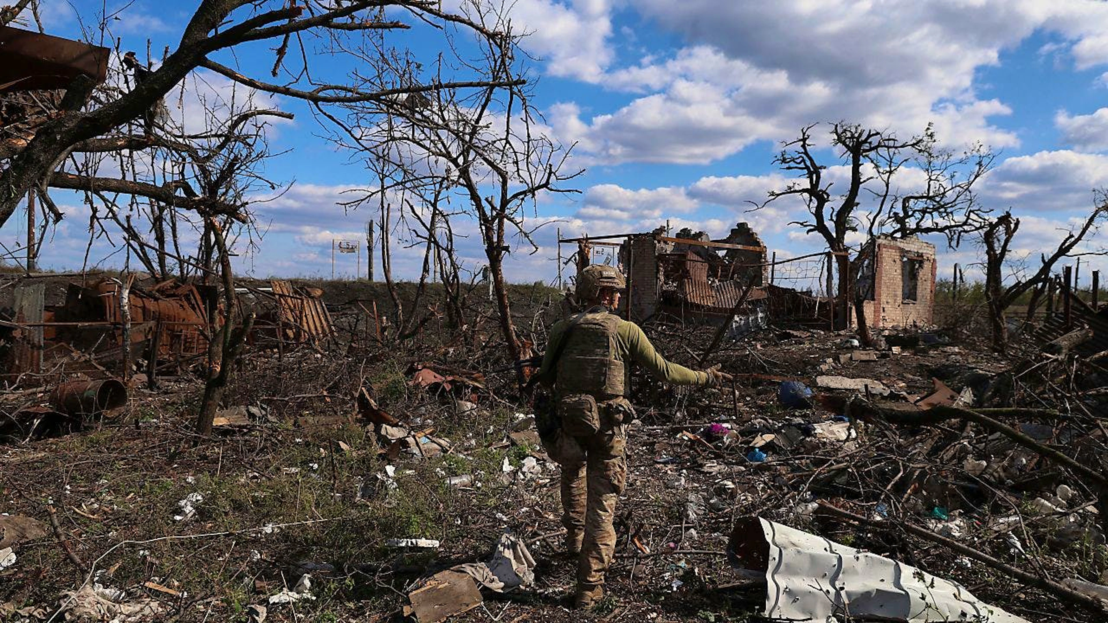 Ein ukrainischer Soldat zeigt auf ein zerstörtes Haus an der Frontlinie. Die Brigade gab bekannt, dass sie die vom Krieg zerstörte Siedlung, die 10 Kilometer südlich der von Russland besetzten Stadt Bakhmut im umkämpften Osten des Landes liegt, zurückerobert hat.