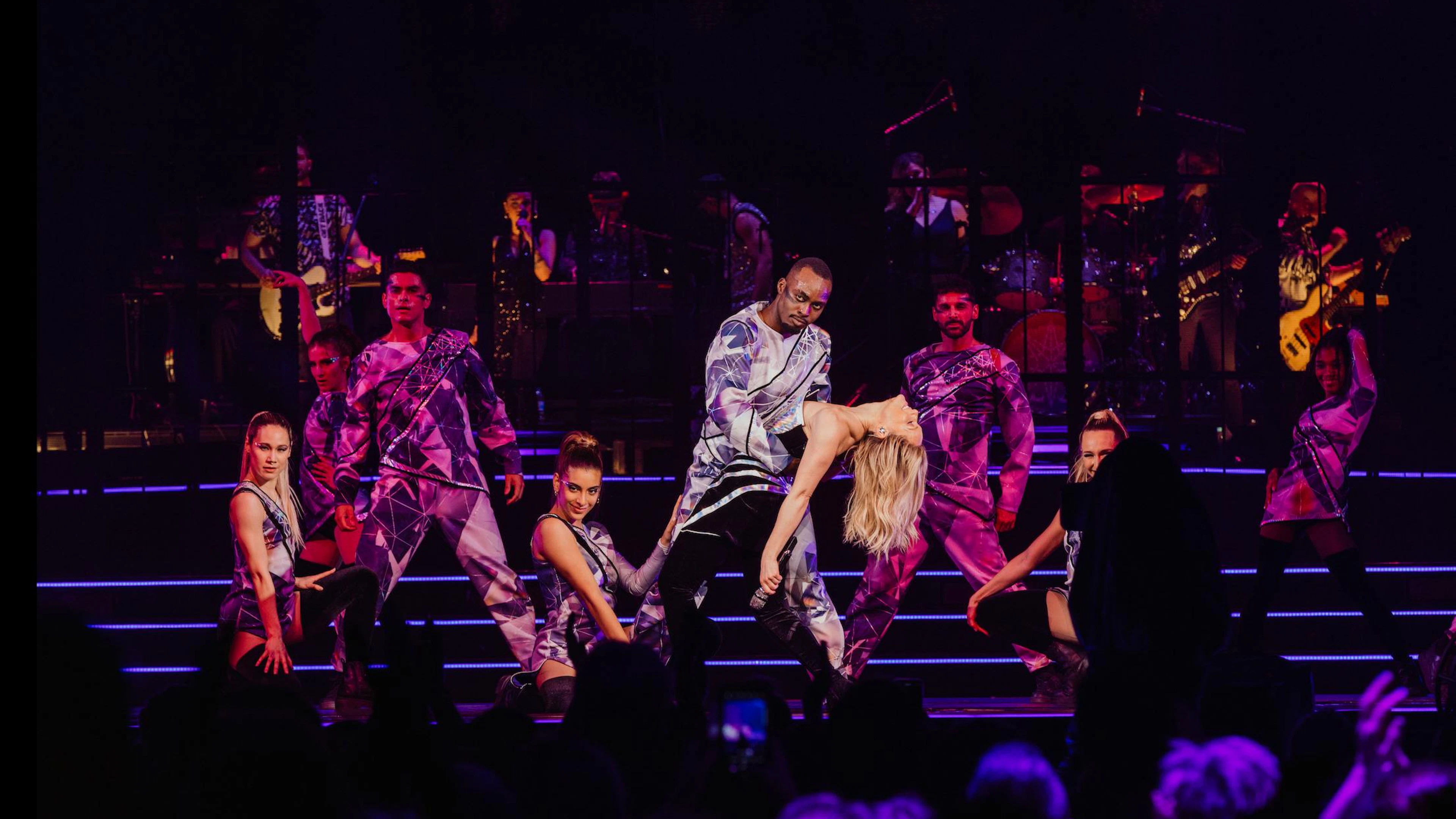 Cirque-du-Soleil-Artisten, Tänzer und Tänzerinnen – bei Helene Fischer ist auf der Bühne einiges los.