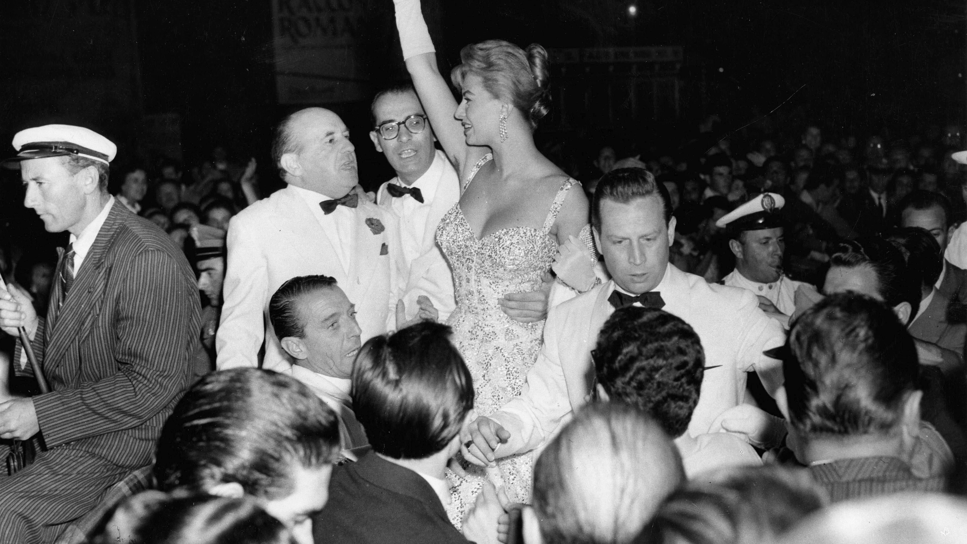 So kennt man sie: glamourös in einer grossen Robe mit Wespentaille. Am 29. August 1955 strahlt sie an der Eröffnung des Venice Film Festivals.&nbsp;