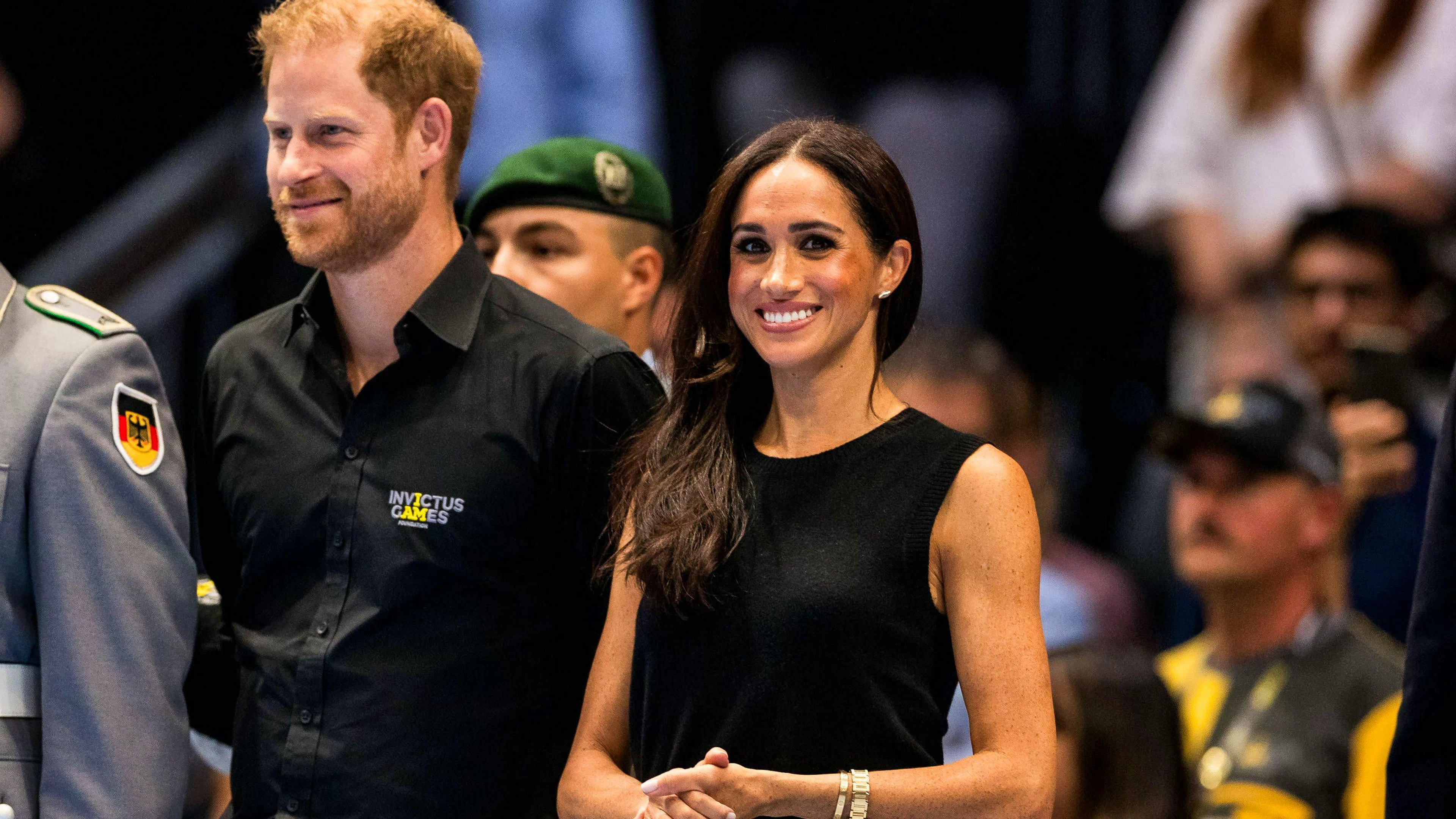 Prinz Harry und Meghan lachend während der Siegerehrung an den Invictus Games.
