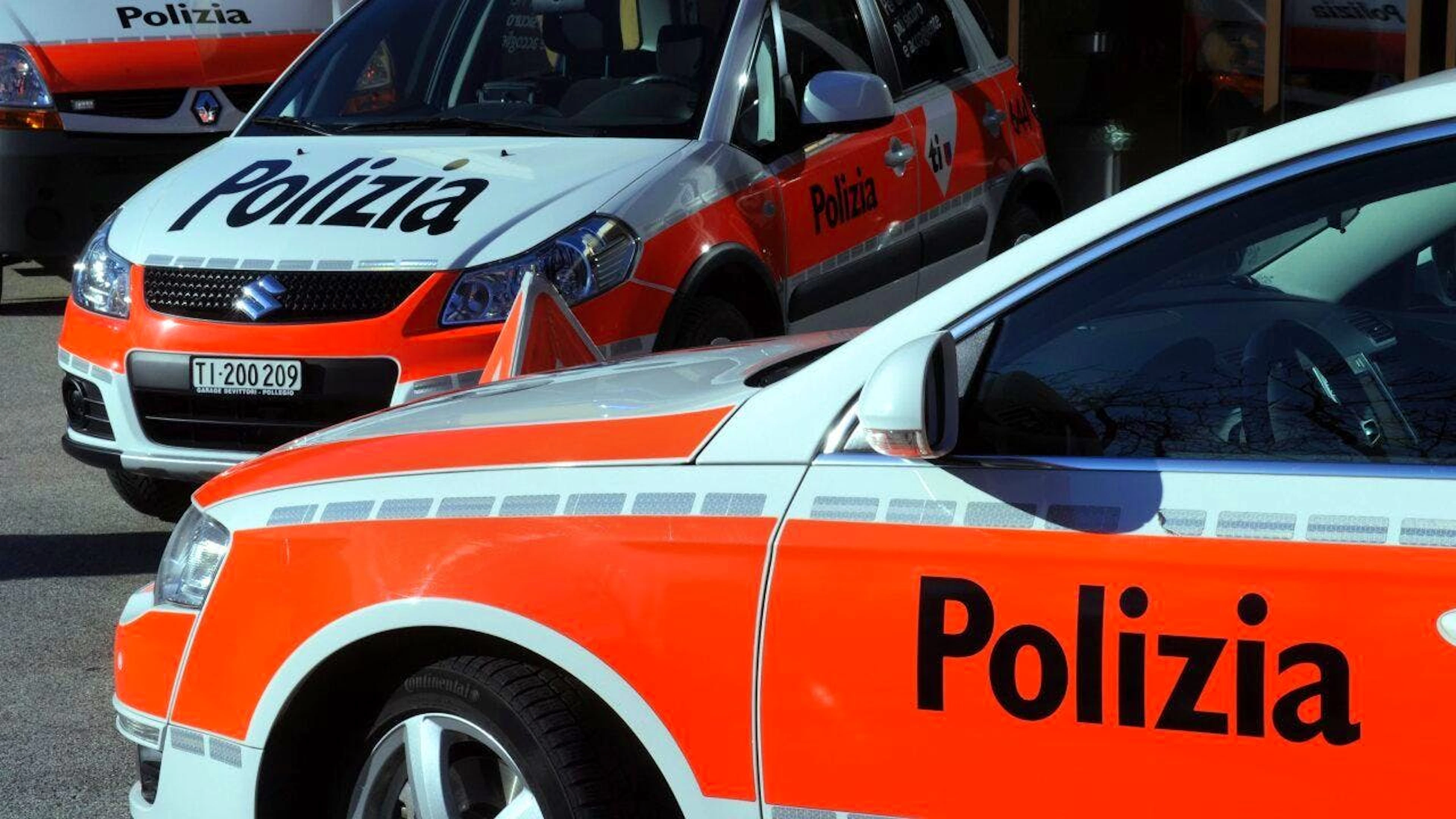 Ein Autofahrer ist in der Nacht auf Freitag in Canobbio TI bei einem Verkehrsunfall ums Leben gekommen.
