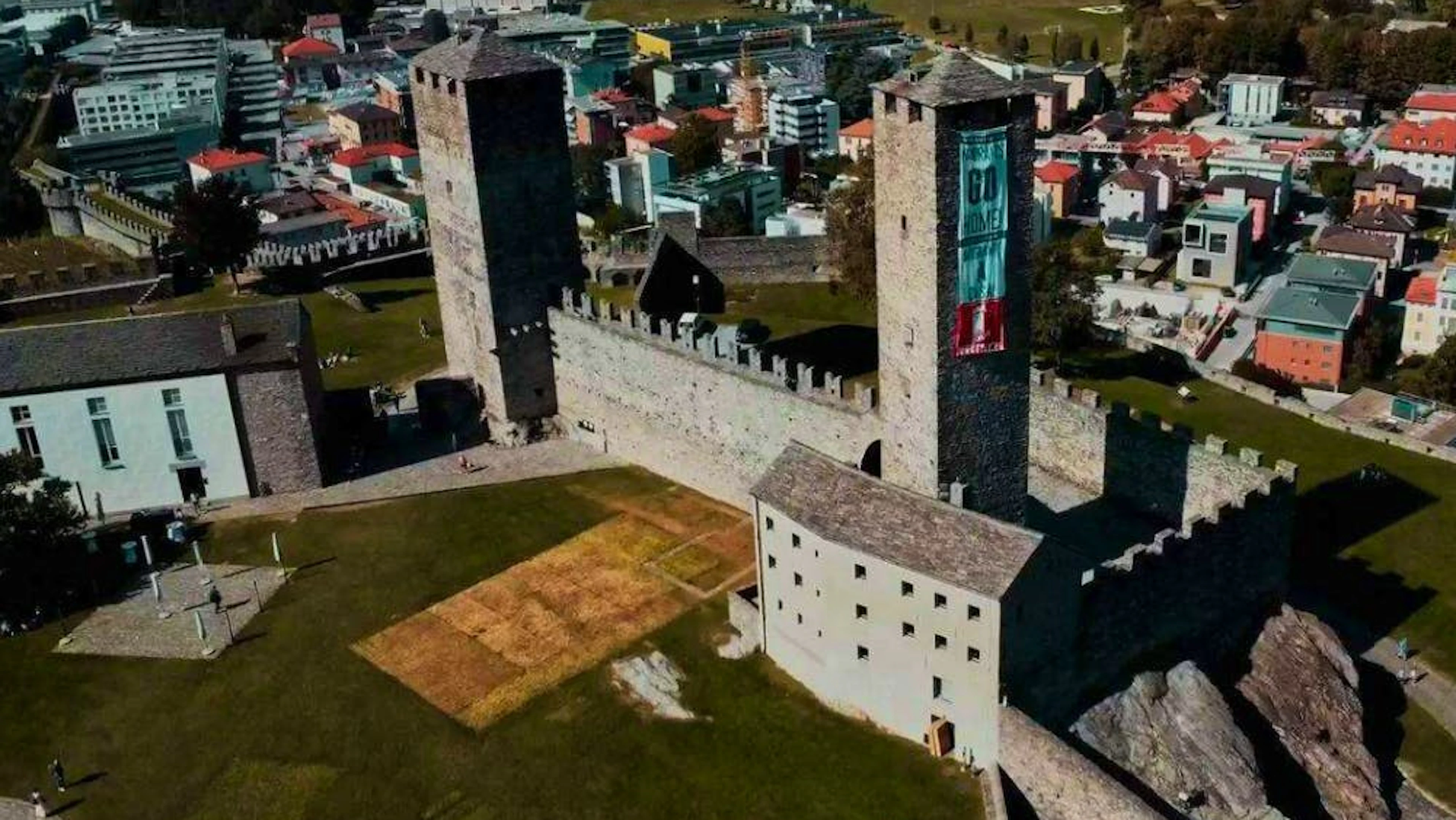 Da quest'altro fotogramma si capisce che le riprese sono state effettuate da una terza persona con un drone.