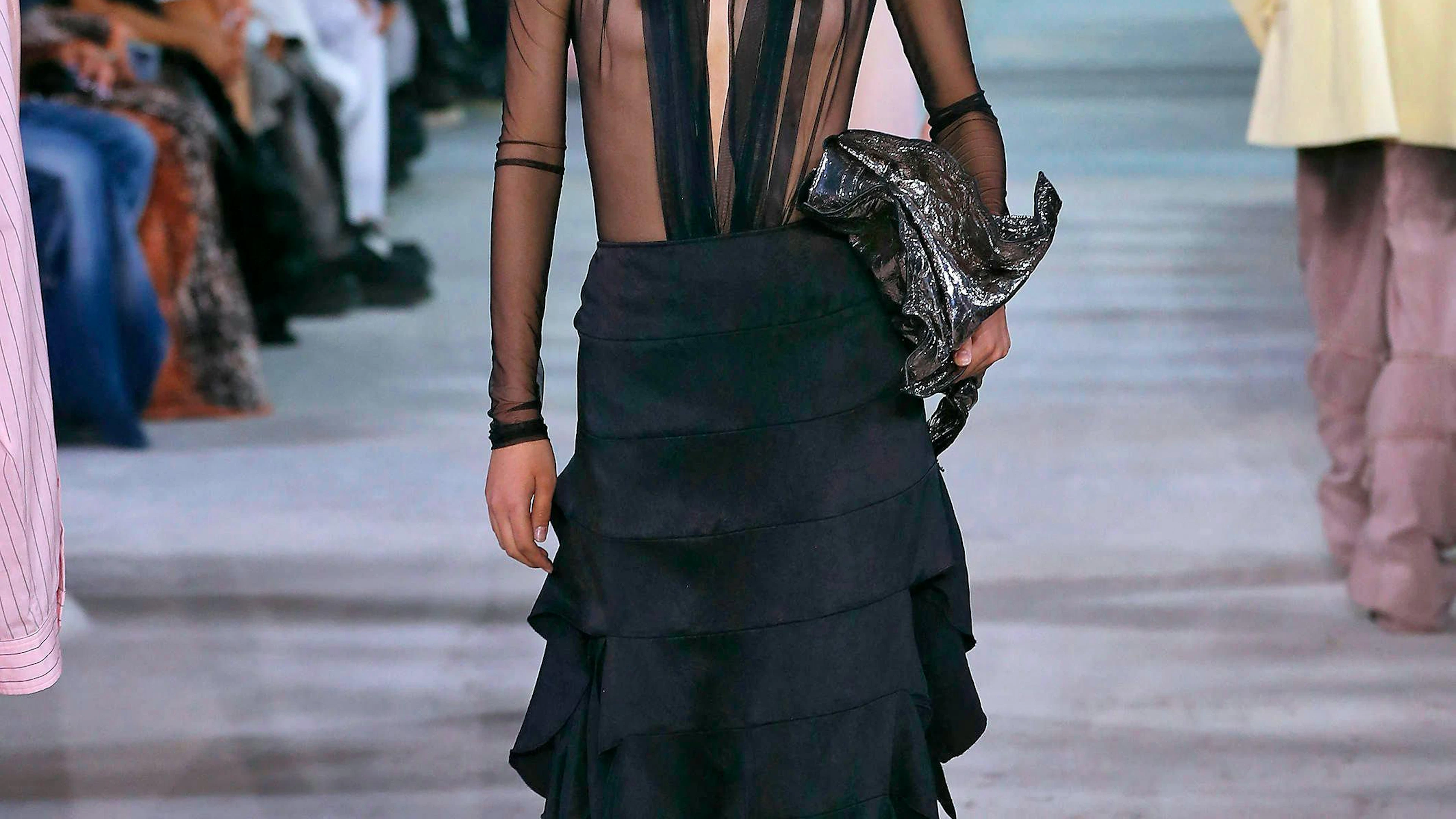 Bei dieser Kreation von Y/Project Runway gibt es immerhin einen bedeckenden Jupe.