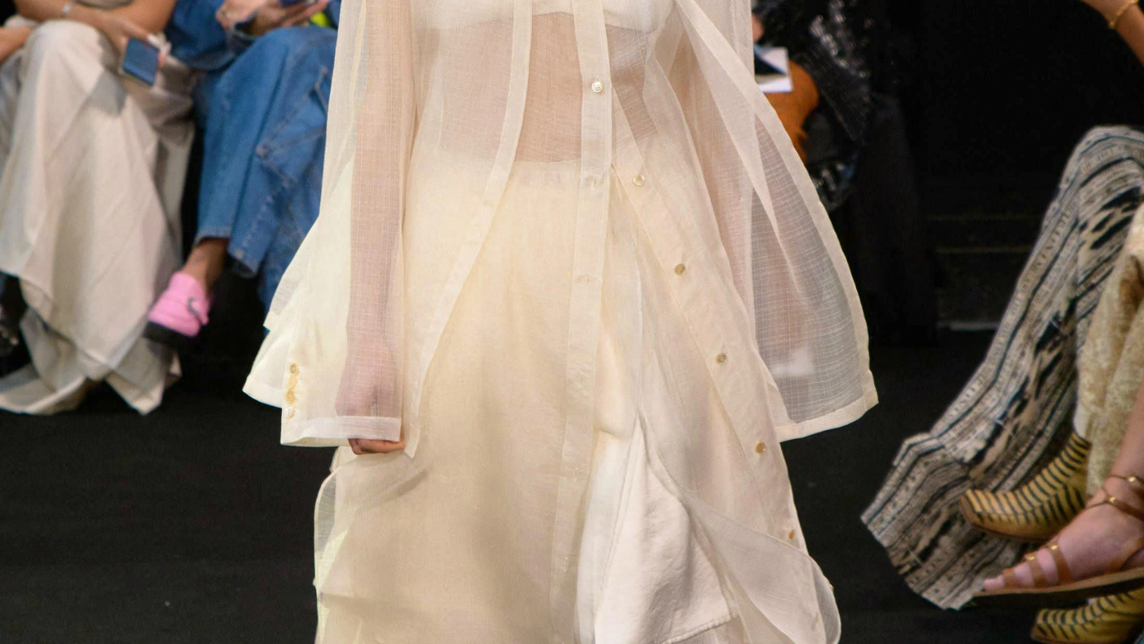 Das Naked Dress wird uns noch einige Zeit lang begleiten, so wollen es zumindest die Designer für Frühling/Sommer 2024. Bei EENK gab’s Transparenz in verschiedenen Lagen.