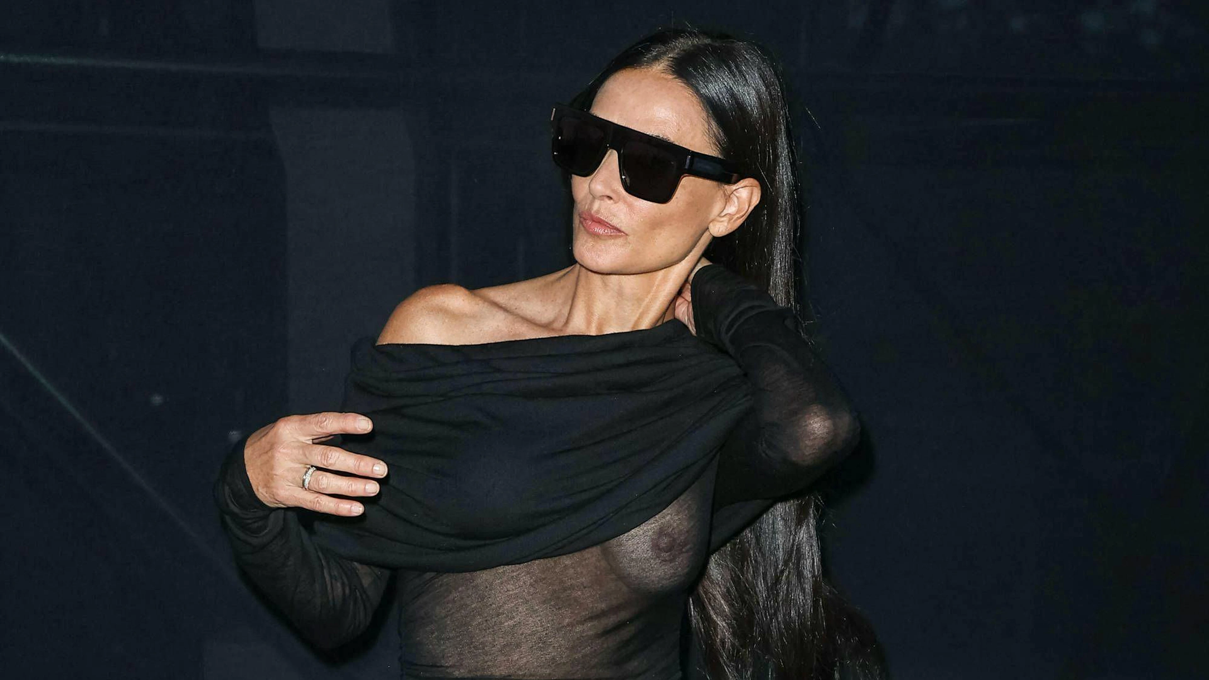 Demi Moore liess an der Paris Fashion Week ihre Brust blitzen.