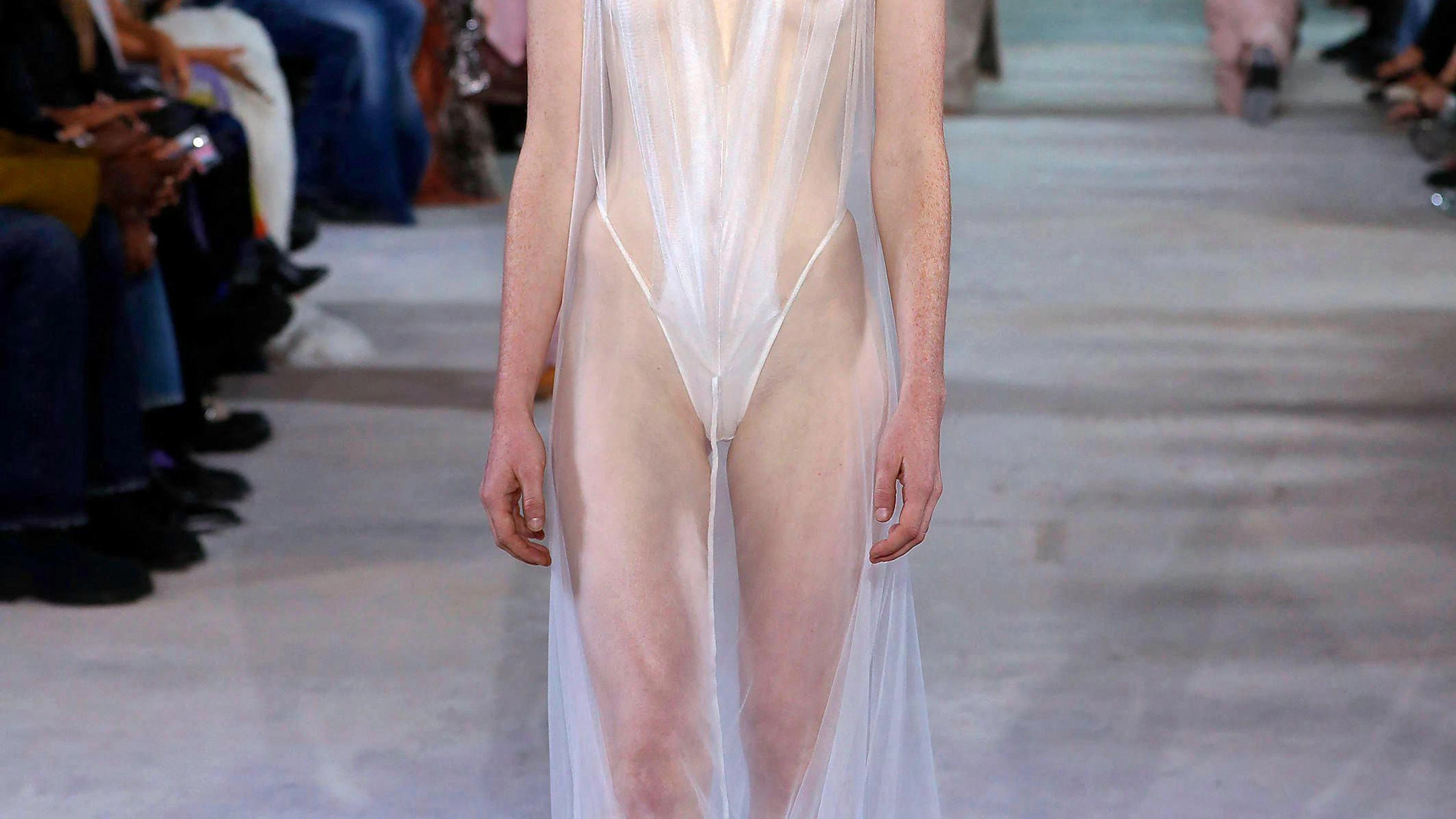 Y/Project Runway liess seine Models zum Teil ohne Lingerie auf den Laufsteg.