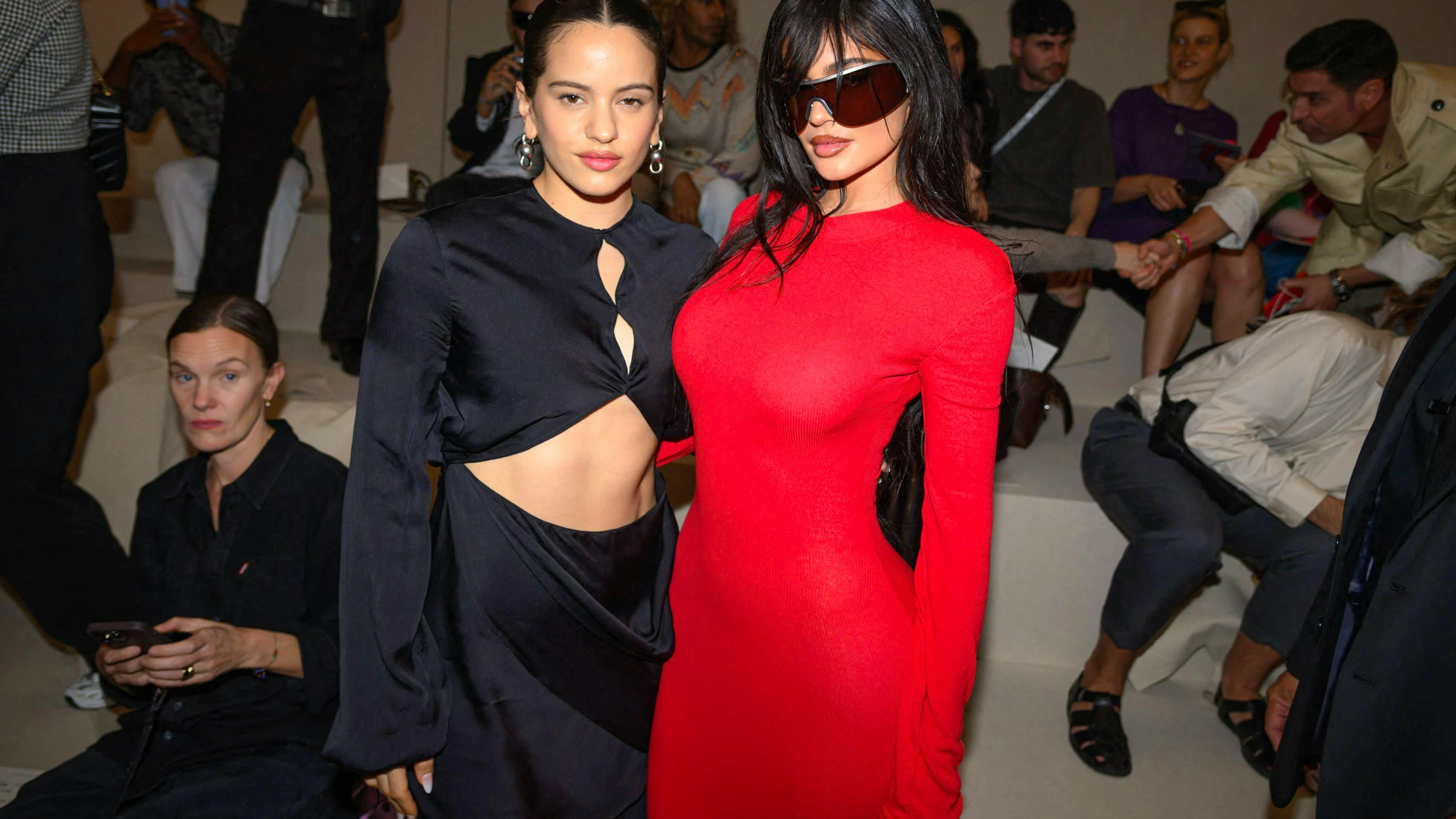 An der Front Row bei Acne Studios tauchte Kylie Jenner in einem Kleid auf, das so eng war, dass es einer zweiten Haut glich und jede Hautunebenheit zum Vorschein brachte.