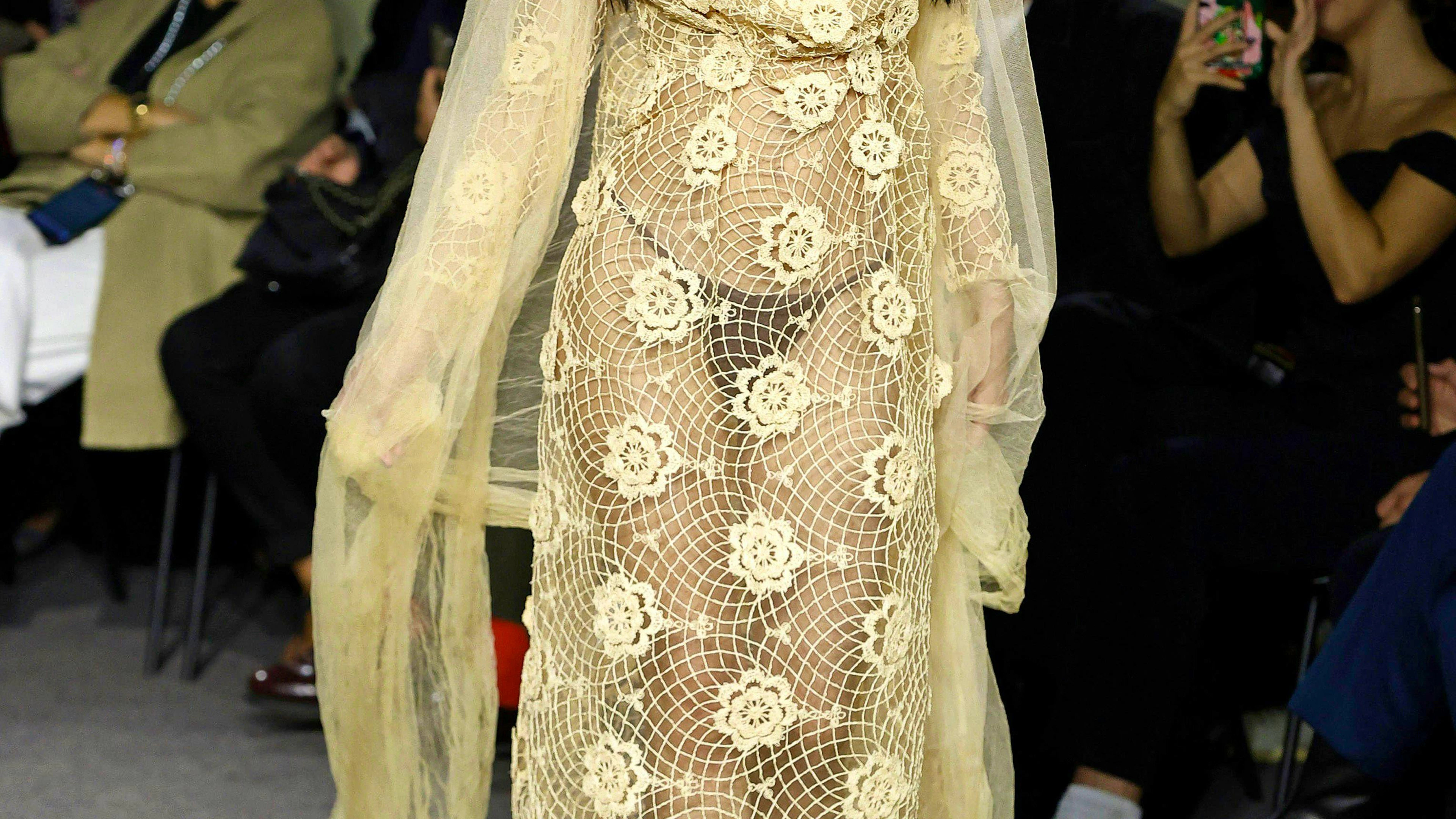 Was für ein Brautkleid! Vivienne Westwood kreiert das <em>Naked Wedding Dress</em> und lässt unter dem hellen Material schwarze Lingerie blitzen.