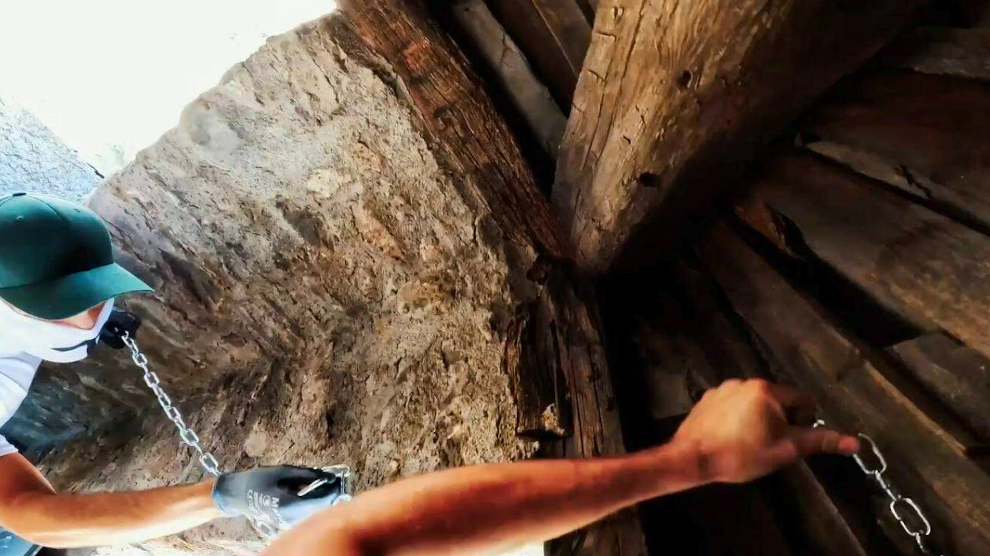 Catene e lucchetti, per rendere più difficile la rimozione dello striscione.