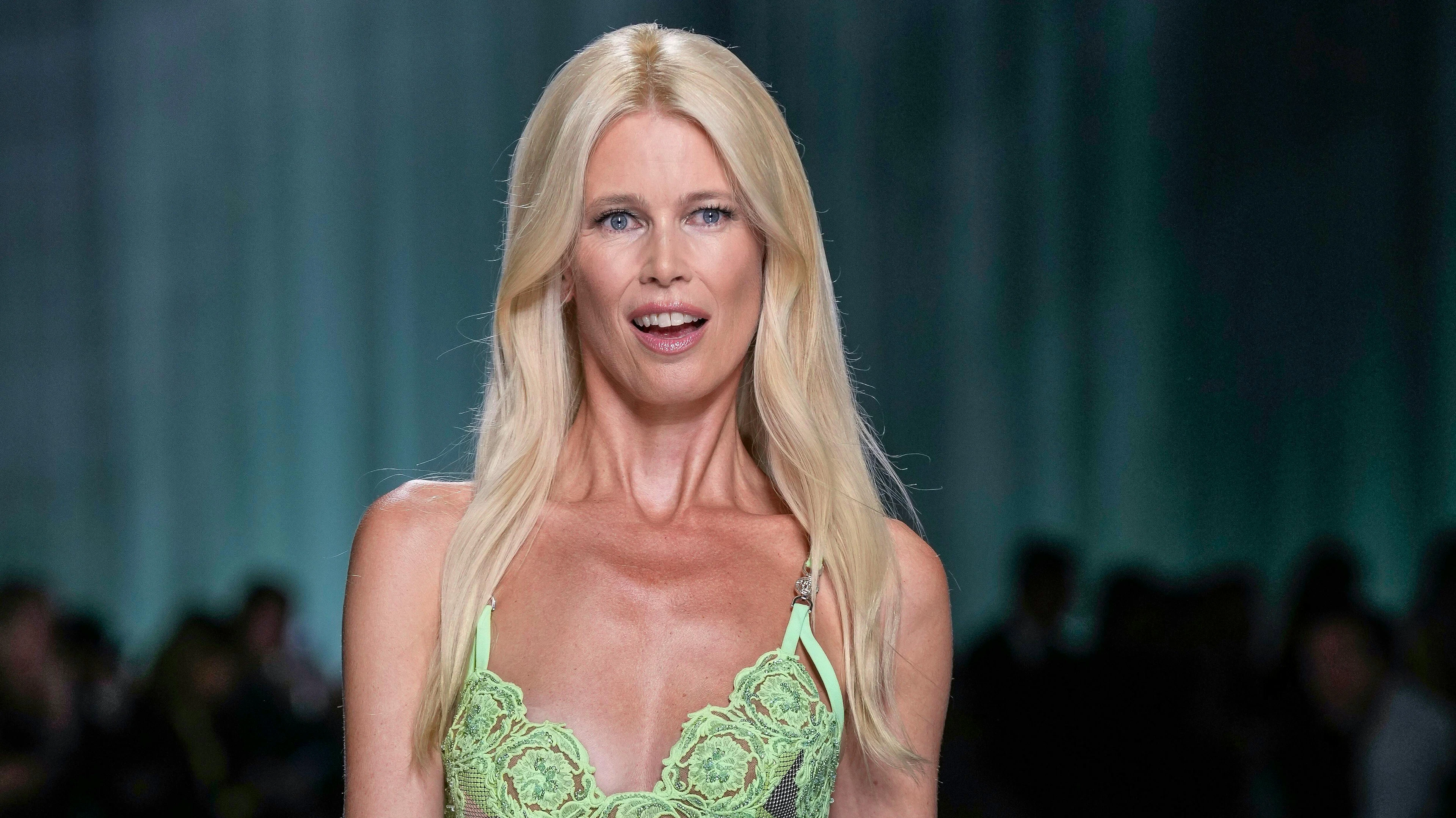 Claudia Schiffer hatte sich eigentlich vom Catwalk verabschiedet. Doch nun taucht sie zum zweiten Mal auf dem Laufsteg von Versace auf. Das Topmodel der 90er Jahre trägt eine mintgrüne Kreation mit silberfarbenem Rautenmuster und Spitzendetails.