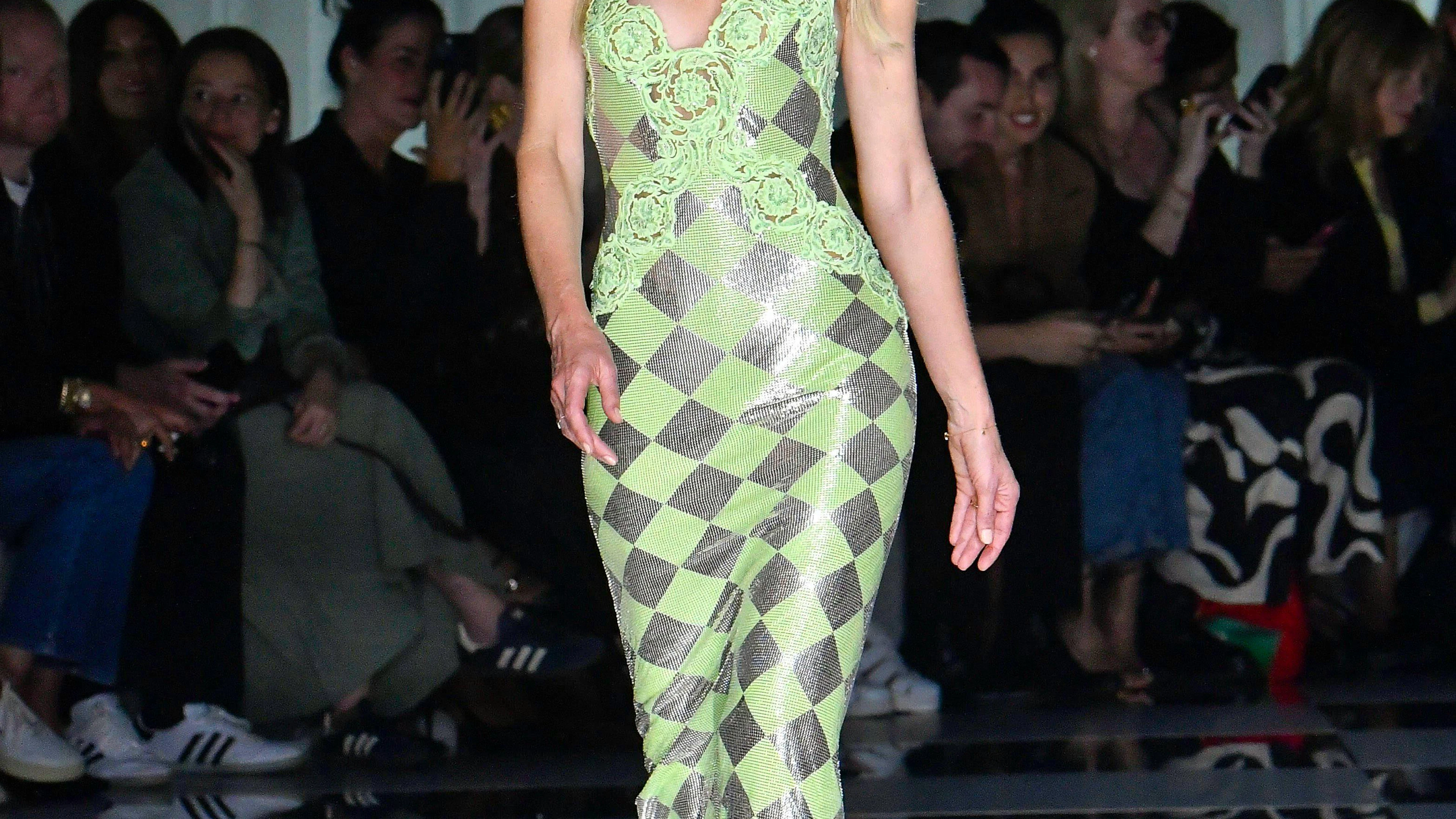 Slip Dresses waren in den 90ern gross. Und auch im Frühling/Sommer 2024 will Versace die Damen im Trägerkleid sehen. Das mintgrüne Modell ging viral und ist mittlerweile ein ikonisches Stück.