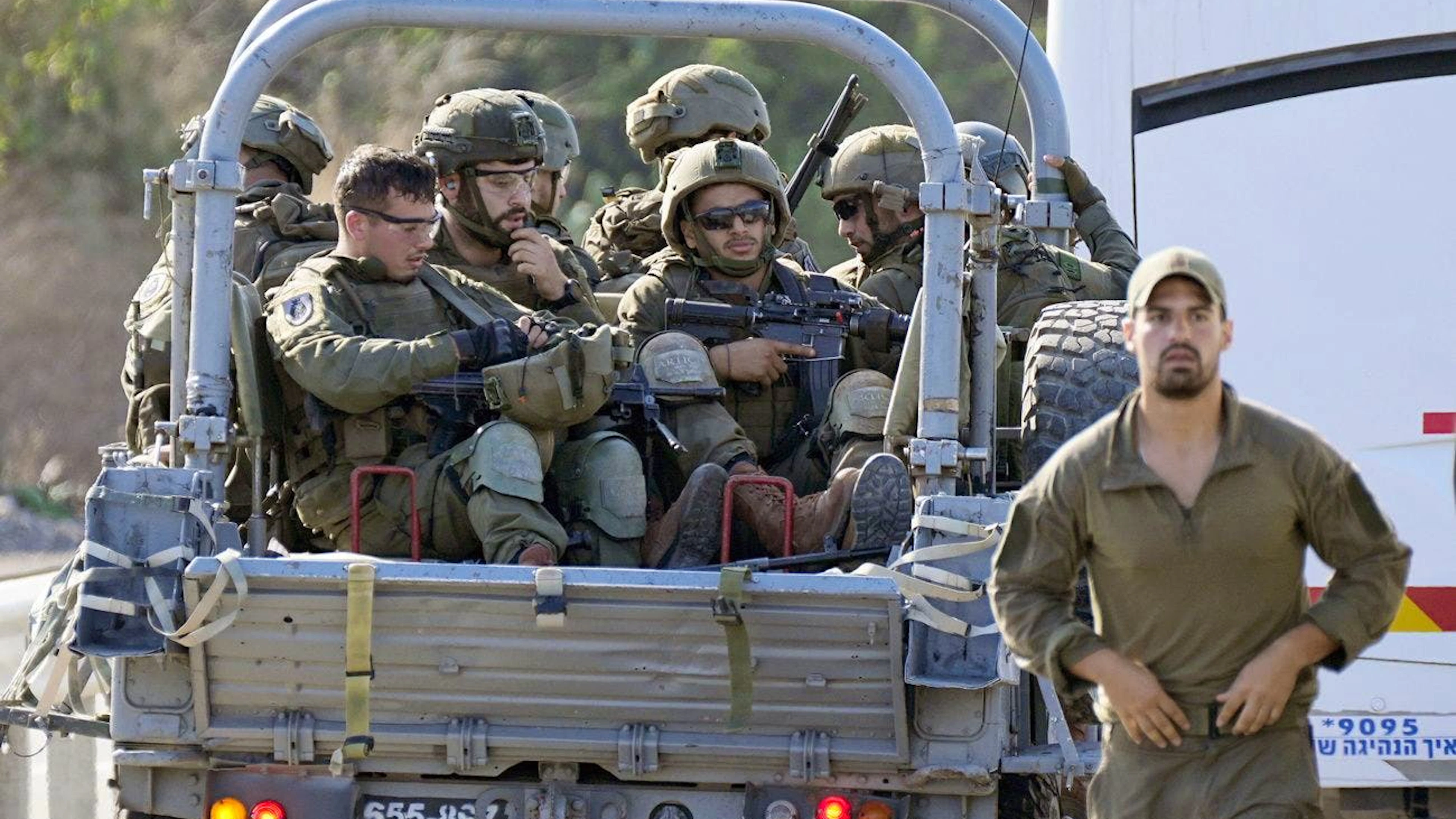 Israelische Soldaten in der Nähe von Aschkelon begeben sich in den Süden des Landes Richtung Gazastreifen.