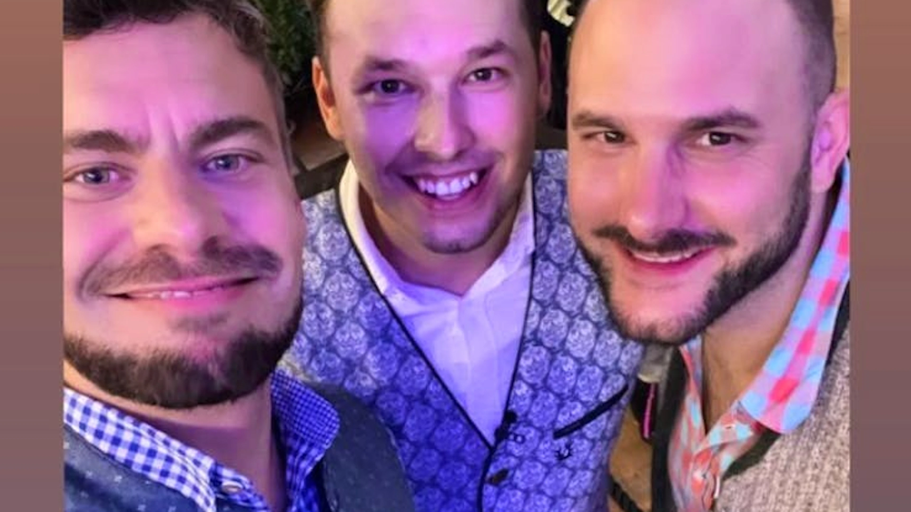 «Gesichter&amp;Geschichten»-Moderator Joel Grolimund (Mitte), «Tagesschau»-Anchor Michael Rauchenstein (r) und «G&amp;G»-Kollege Michel Birri zeigen sich an der Wiesnparty 2023.