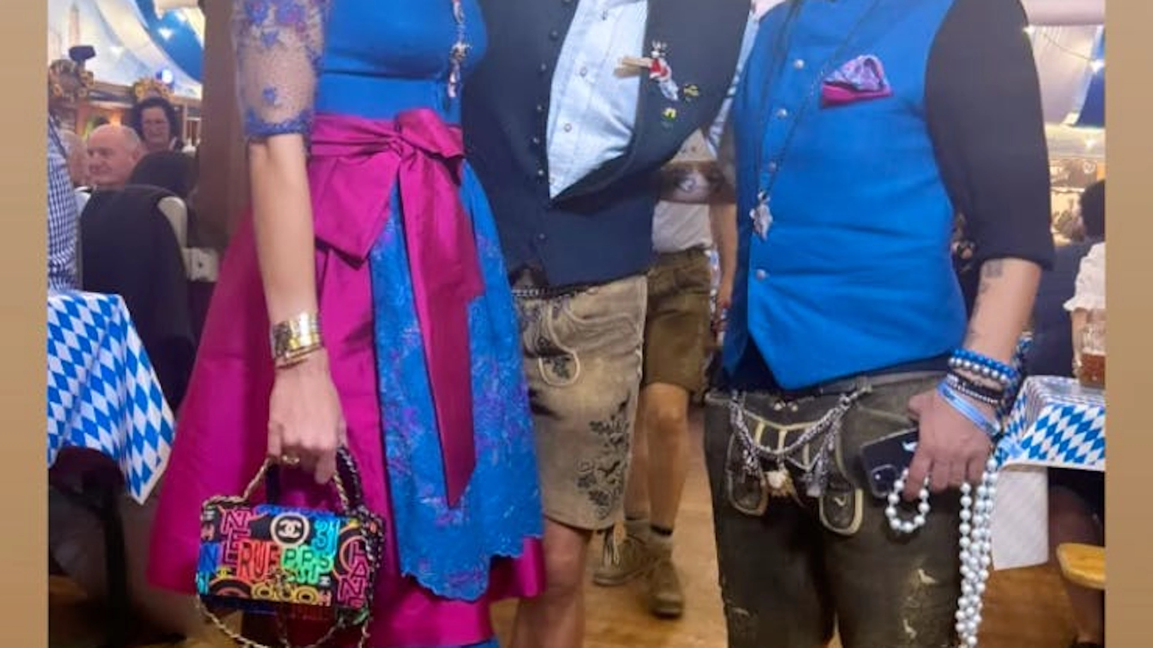 Hat die Wiesnparty organisiert: der Zürcher It-Boy Reto Hanselmann (Mitte). Hier mit Influencerin Verena Kerth und ihrem Freund, dem Sänger Marc Terenzi.