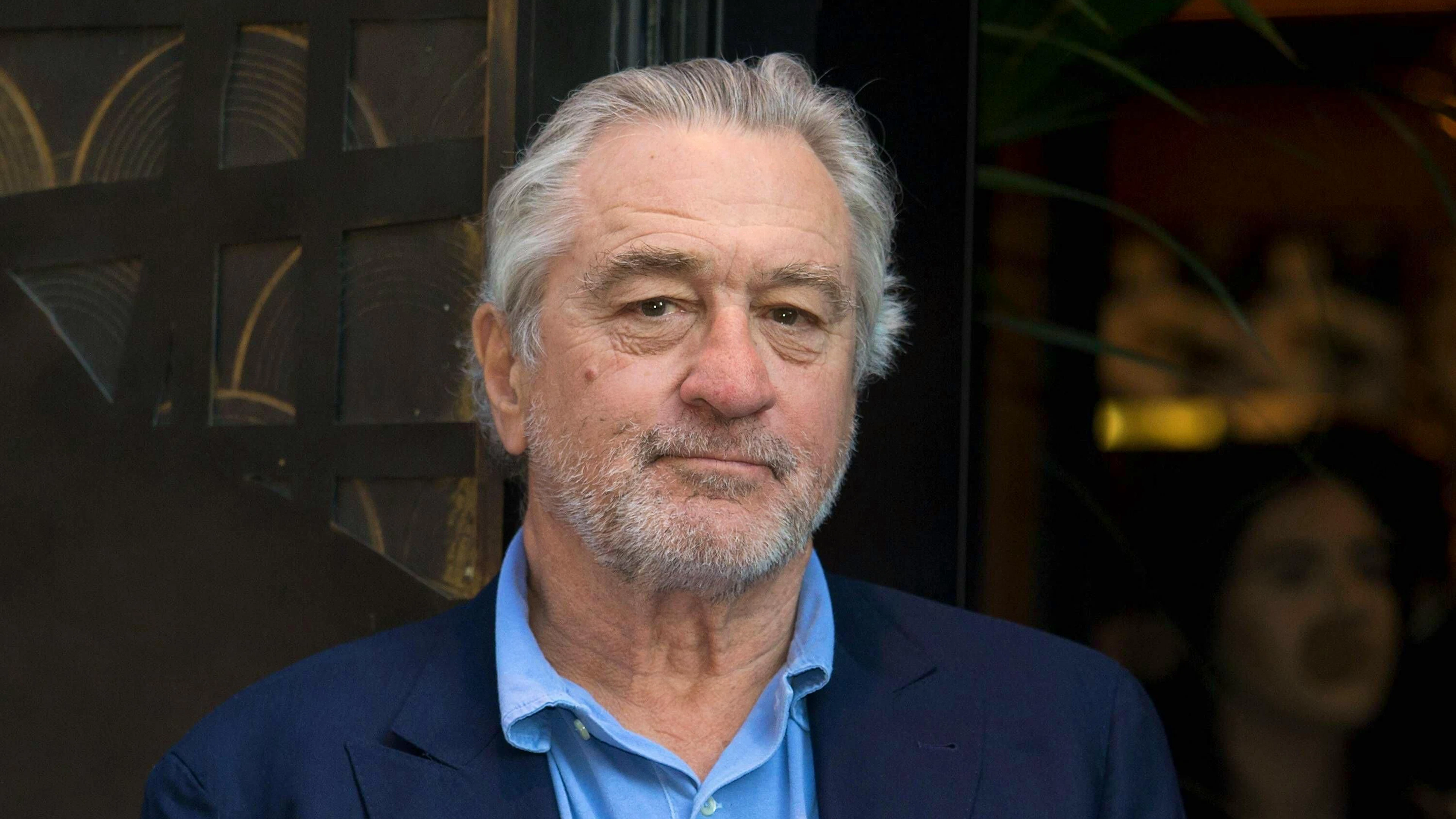 Robert De Niro will und kann sich mit 80 Jahren nicht mehr um die Erziehung seiner kleinen Tochter kümmern – trotzdem versucht er, seine Frau Tiffany Chen dabei zu unterstützen.