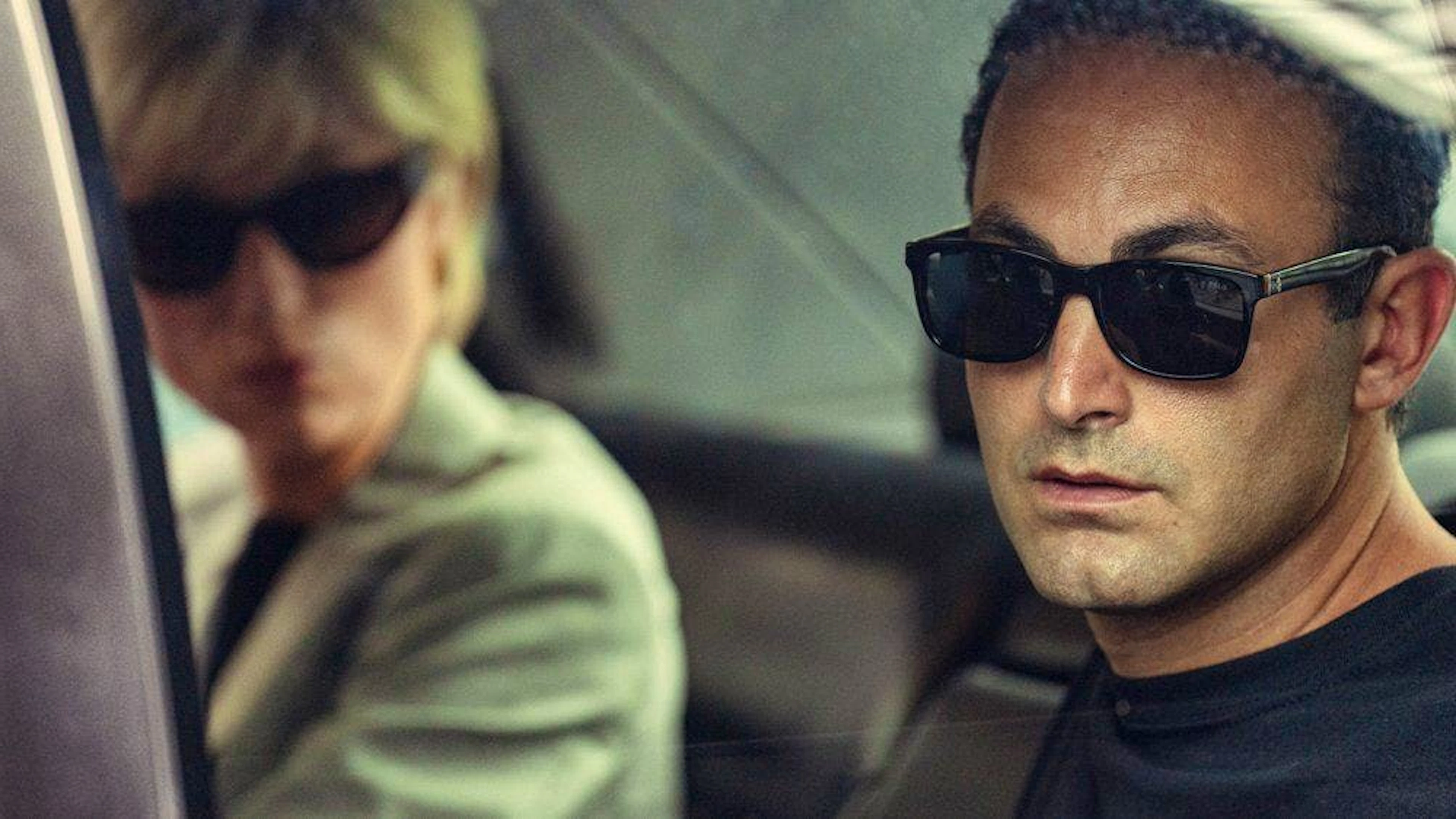 Setaufnahme: Ein neues Foto von «The Crown» aus der sechsten und letzten Staffel zeigt Elizabeth Debicki als Diana und Khalid Abdalla als Dodi Al-Fayed in einer Limousine.