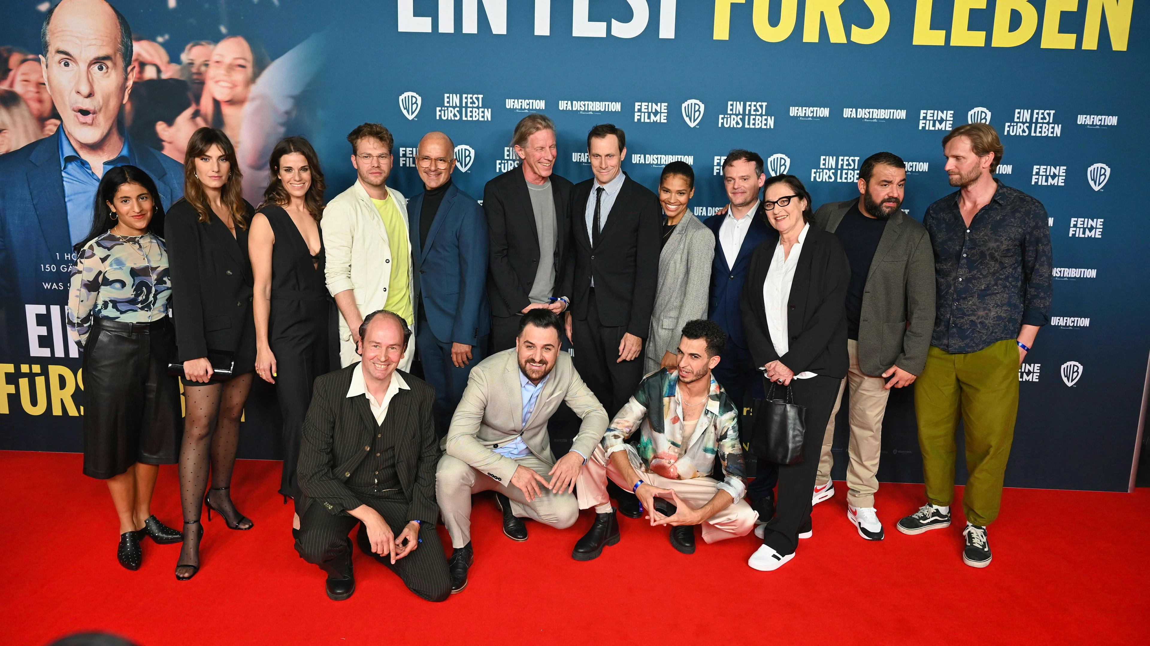 An der Premiere von «Ein Fest fürs Leben» posiert das ganze Ensemble, von links nach rechts: Banafshe Hourmazdi, Anne Schäfer, Mira Benser, Ben Münchow, Piet Fuchs, Christoph Maria Herbst, Richard Huber, Sipan Hasan, Marc Hosemann, Cynthia Micas, Mouataz Alshaltouh, Johannes Allmayer, Charlotte Schwab, Sahin Eryilmaz und Ulrich Brandhoff.