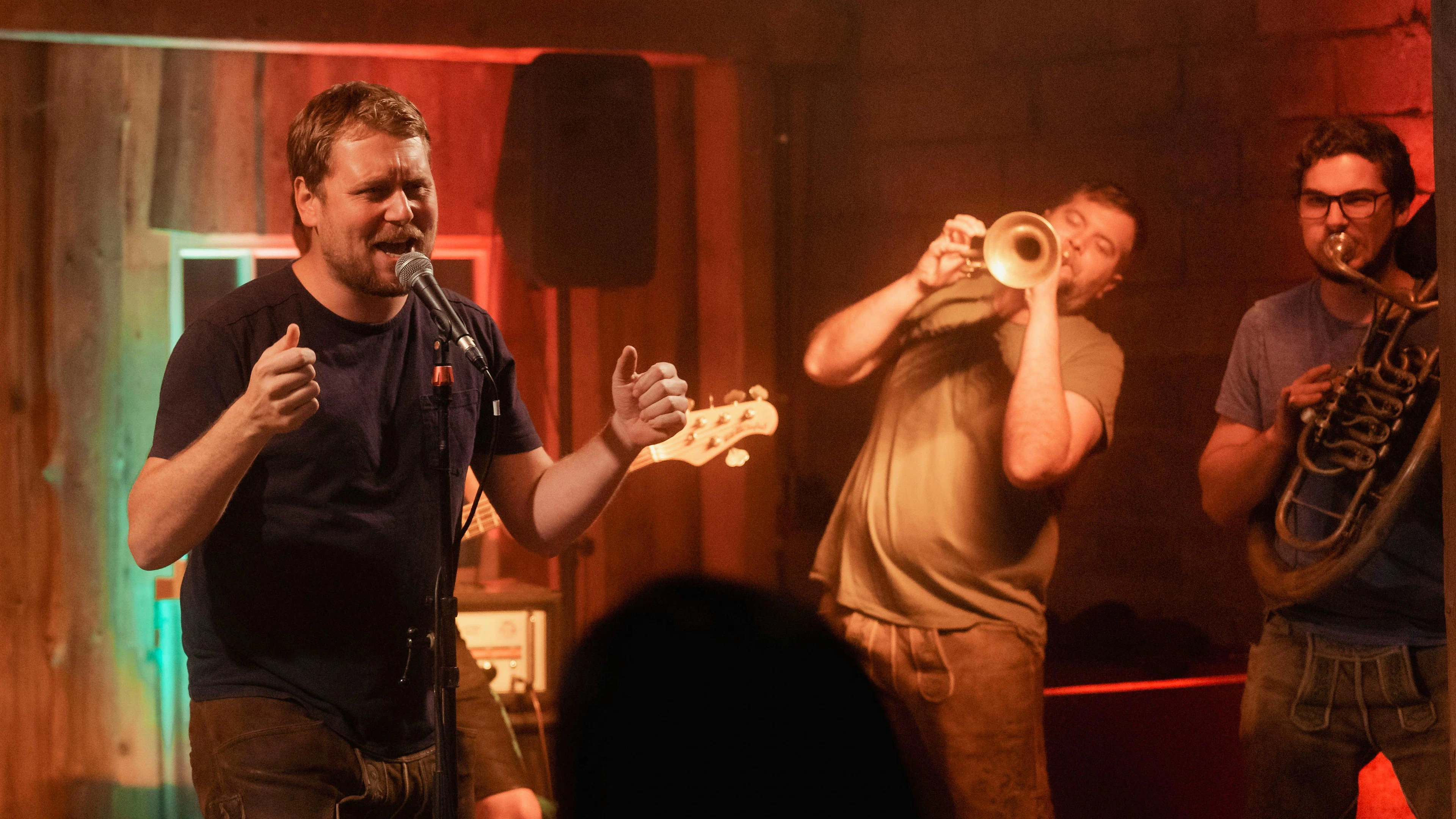 Die Musik zum «Tatort: Königinnen» steuerte die Chiemgauer Band LaBrassBanda bei, die auch einen Auftritt im Film hatte.