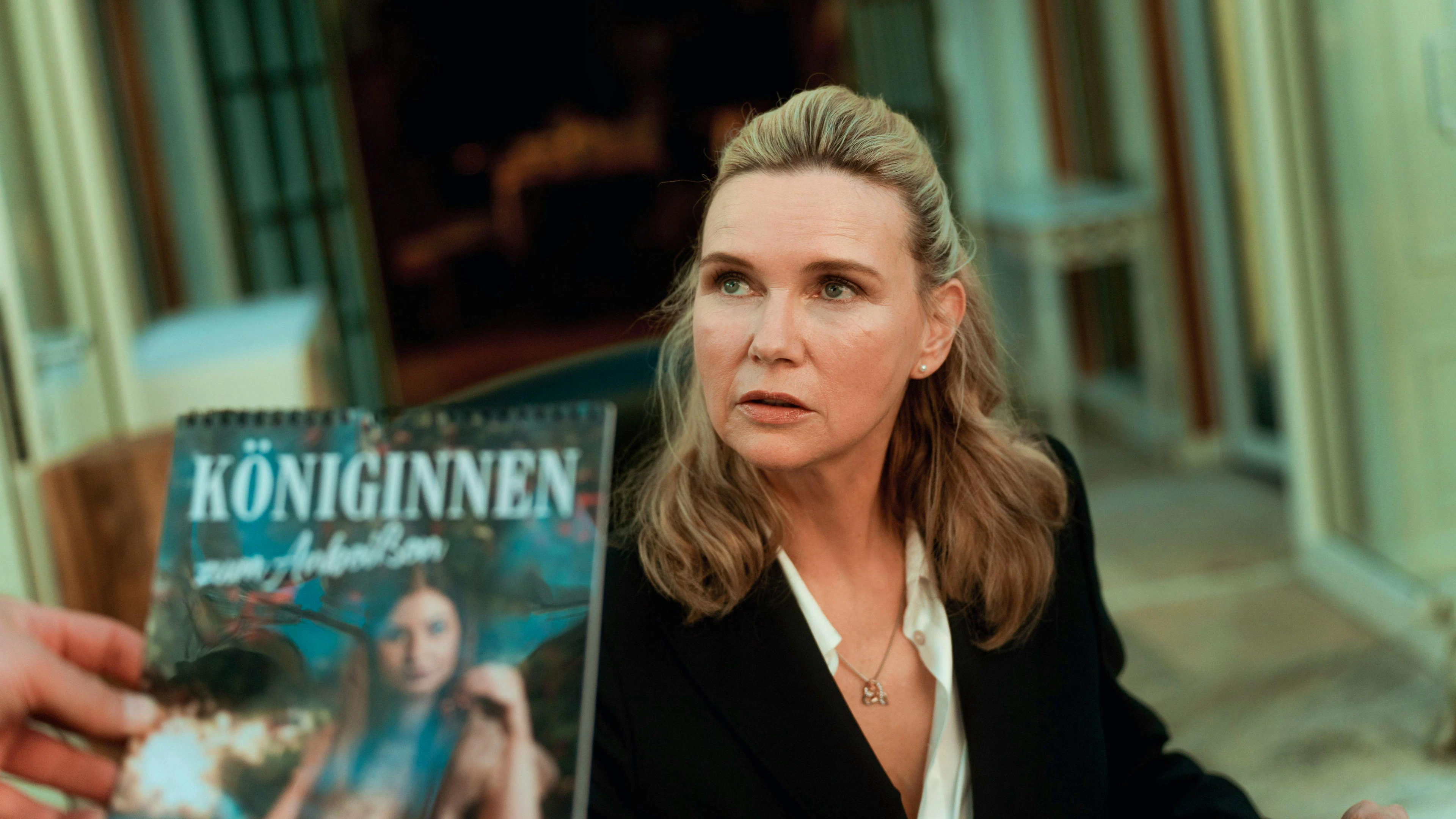 Sylvia (Veronica Ferres), die Organisatorin der Veranstaltung, nimmt Gehrling in Schutz.