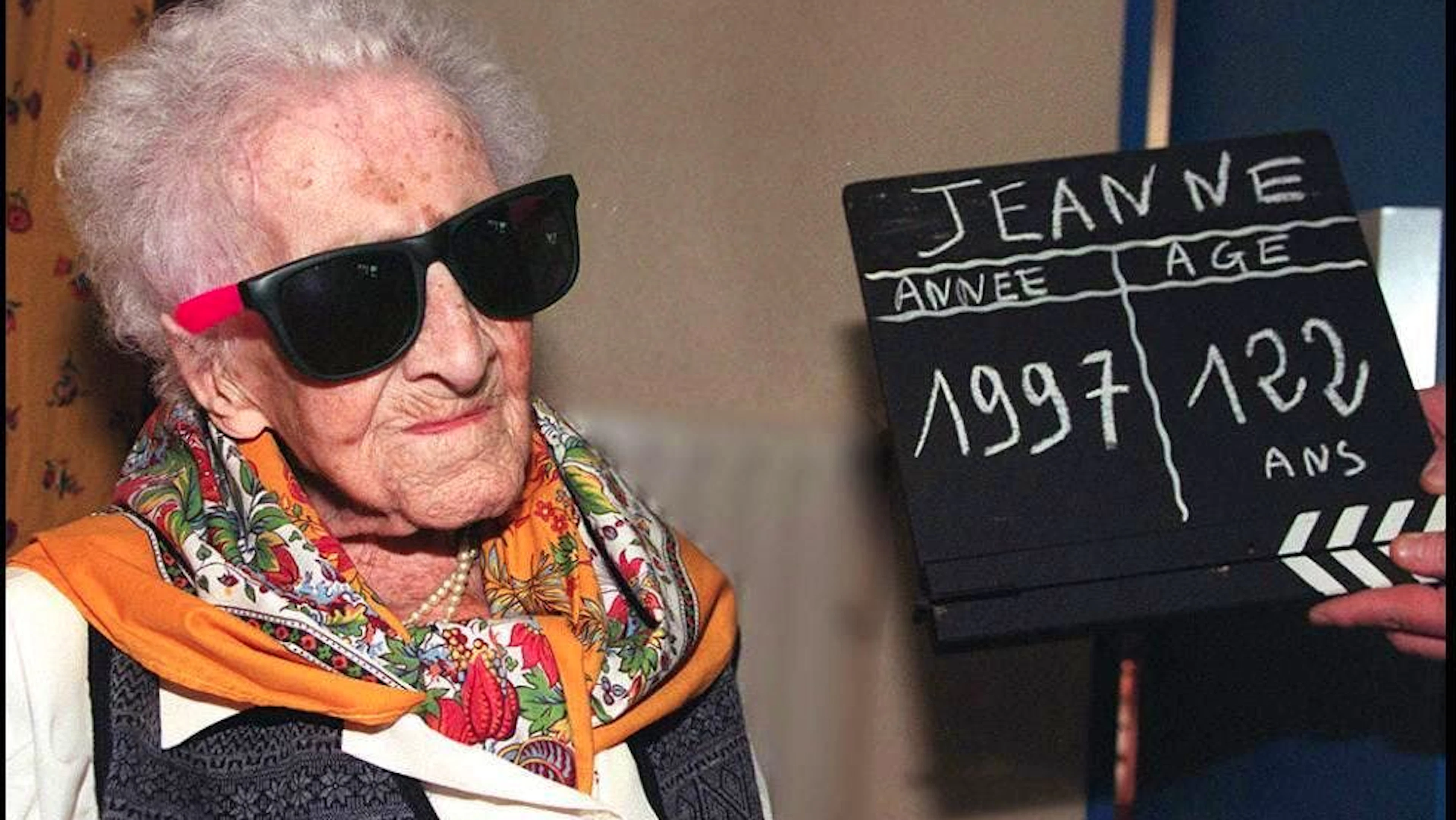 Jeanne Calment, hier am 20. Februar 1997 in Arles kurz vor ihrem 122. Geburtstag, galt lange als ältester Mensch der Welt. Die Französin, die zuletzt blind und fast taub war, feierte ihre Geburtstage regelmässig im Beisein internationaler Medien. Sie verstarb am 4. August 1997 im Alter von 122 Jahren.