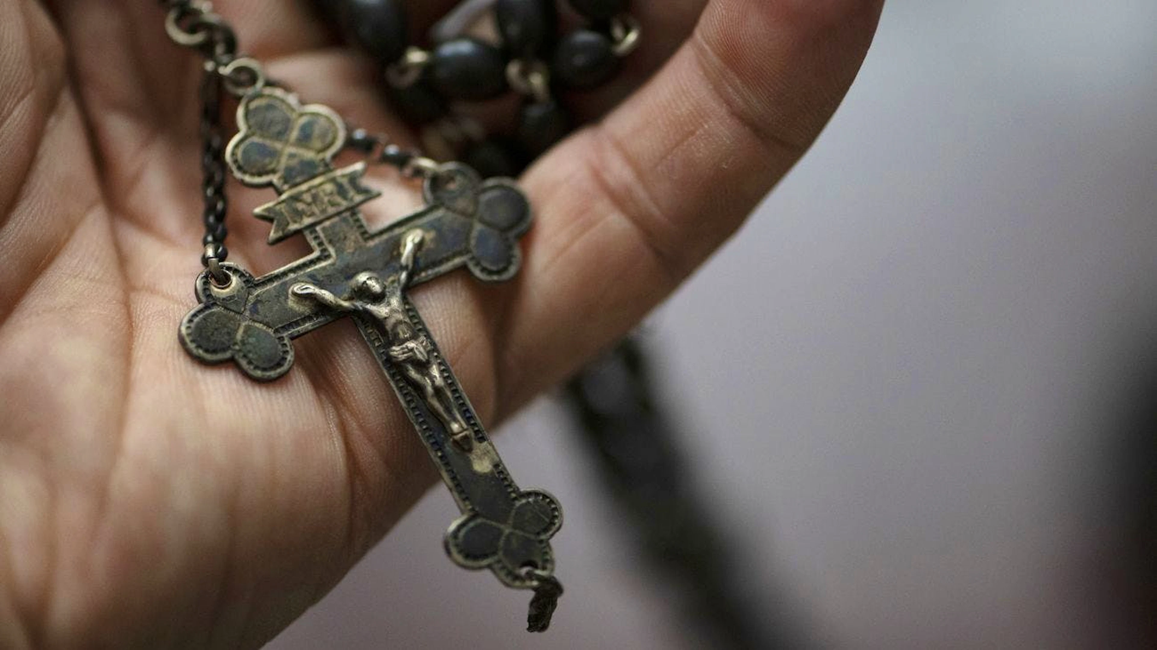 Victime d'abus sexuels par son grand-oncle prêtre qui l'avait baptisé, un Neuchâtelois a souhaité recevoir ce sacrement une seconde fois, mais par l'Eglise réformée évangélique du canton de Neuchâtel (EREN), en geste de reconstruction et réconciliation spirituelle. Cette démarche est rare. (Image symbolique)