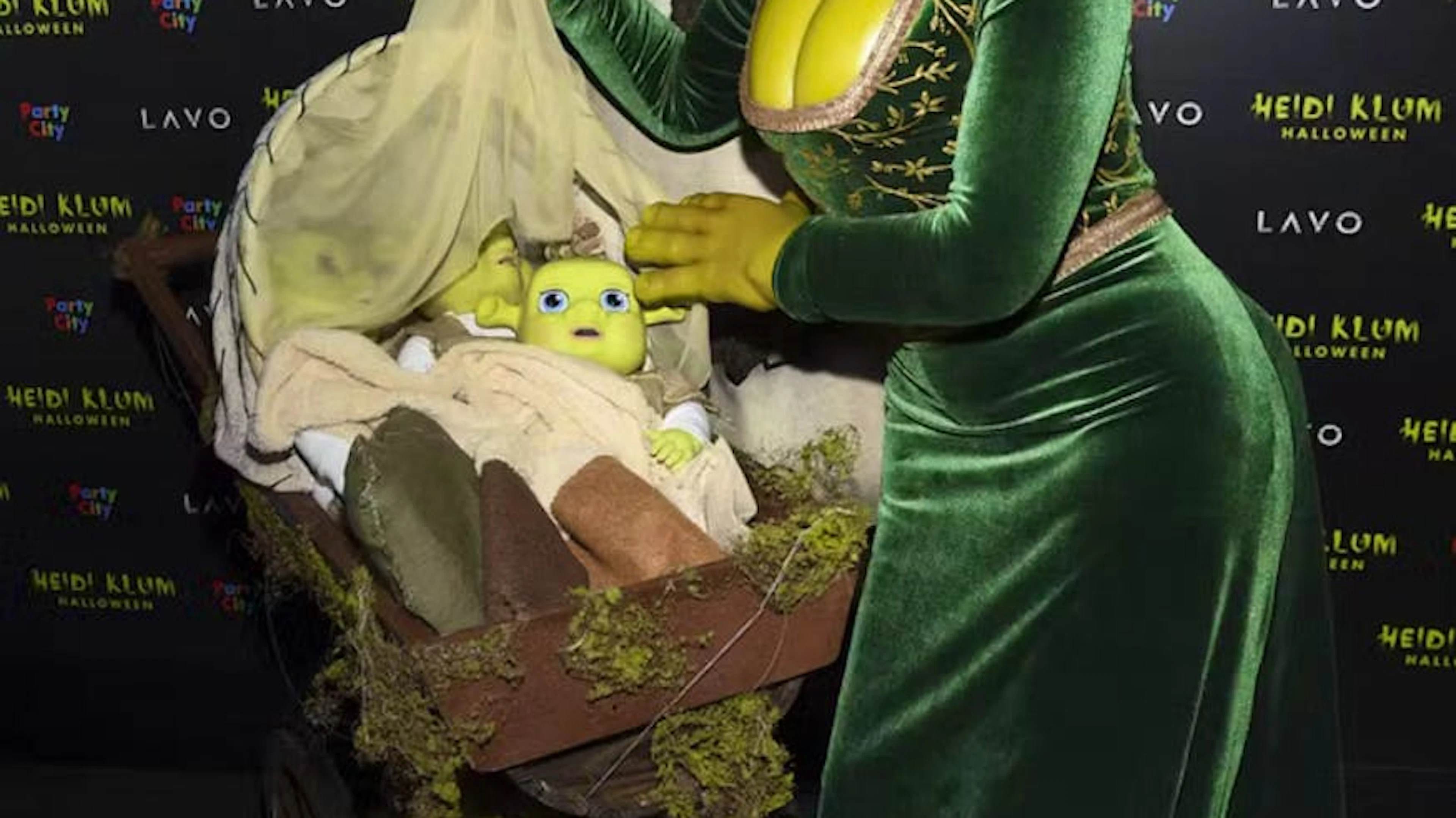 ...un landau avec plusieurs mini-Shrek à l'intérieur faisait partie du déguisement ce qui a rapidement relancé les rumeurs concernant une heureuse nouvelle.