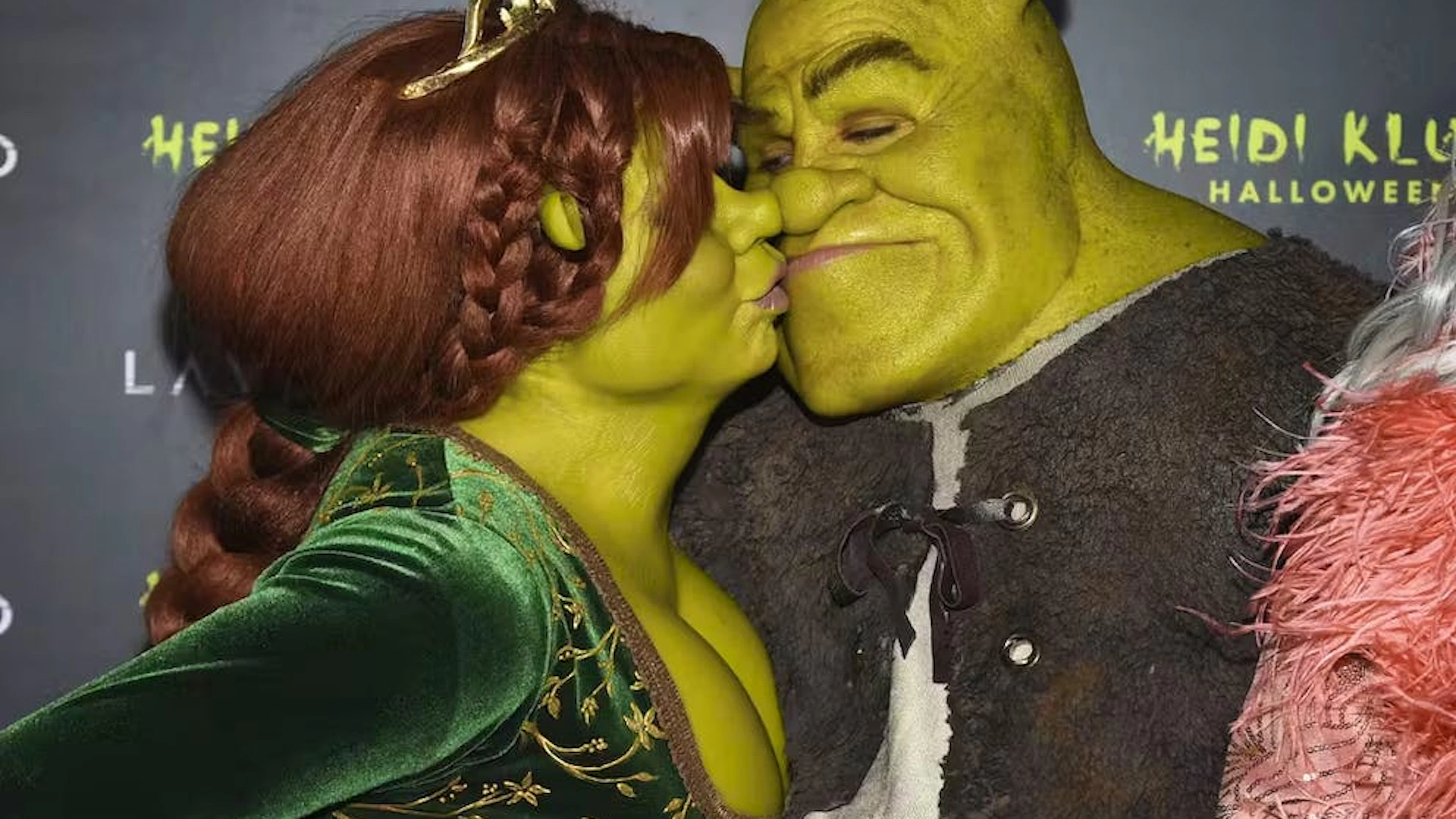 Le mannequin allemand et son compagnon Tom Kaulitz ont fait honneur aux personnages Shrek et Fiona, les deux ogres  verts fluo. Et c'est le «big love» sur le tapis rouge.
