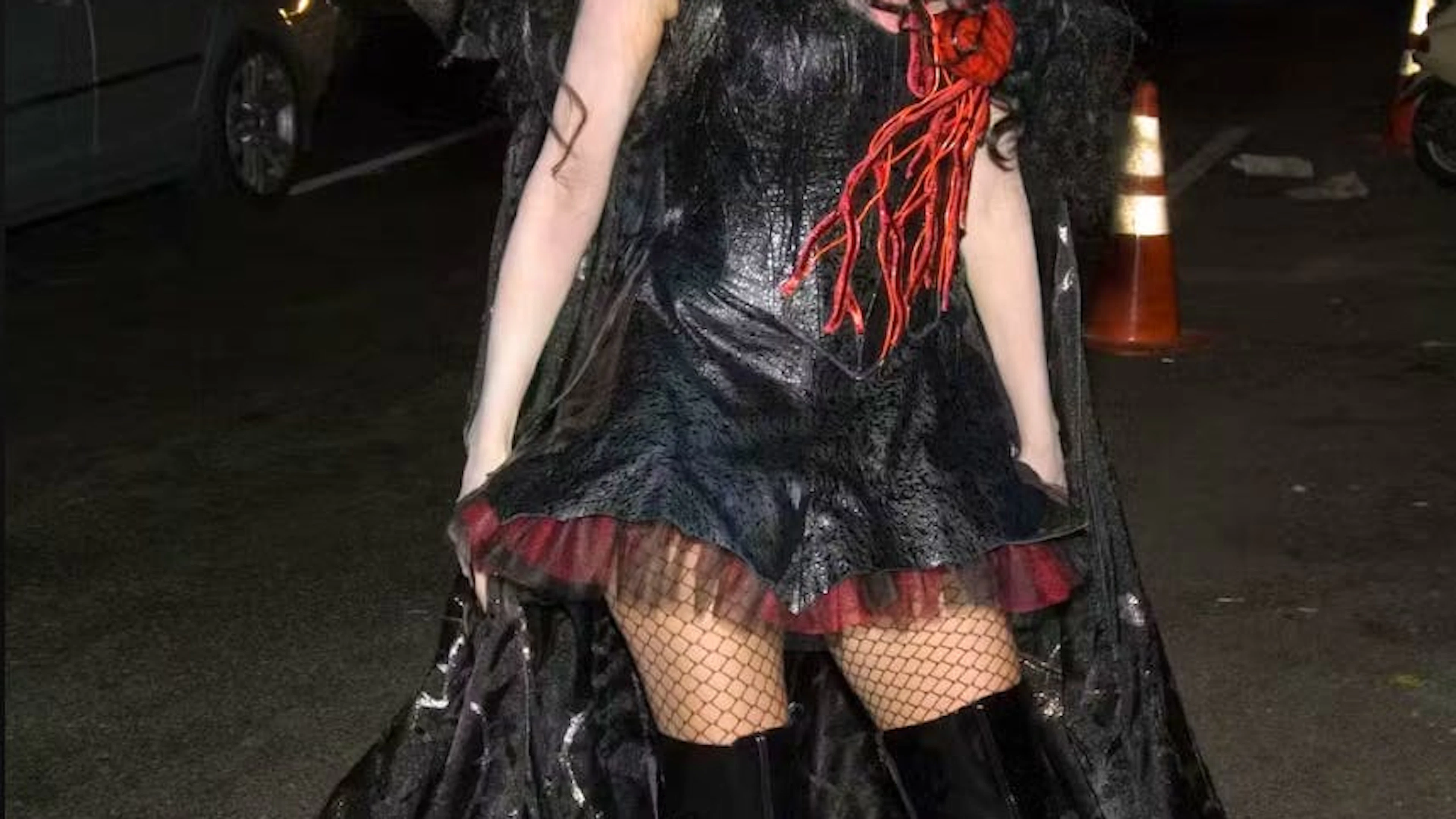 2005: Bien sûr le costume de vampire sexy fait aussi partie de sa longue liste de déguisements...
