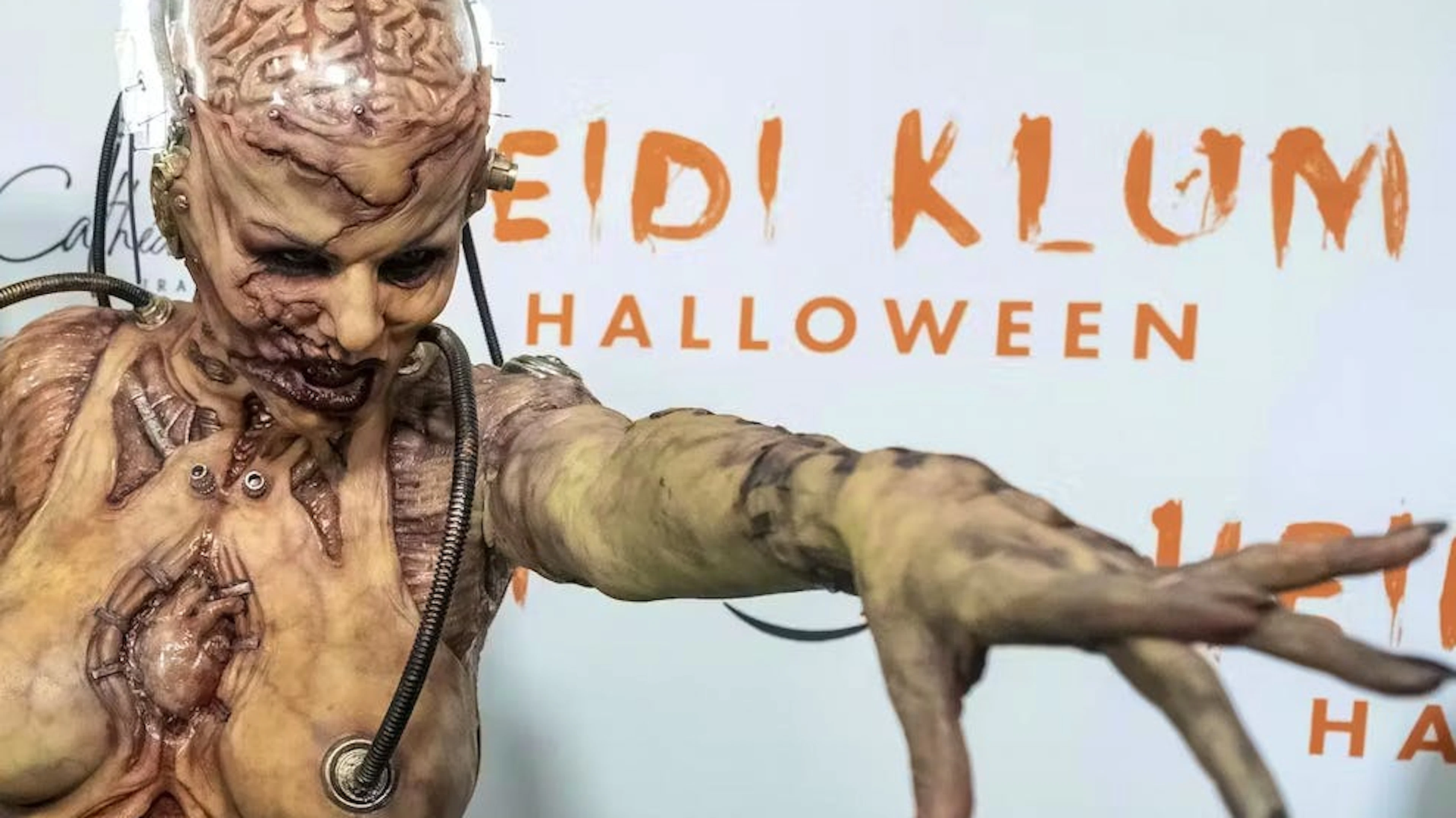 C'est sous la forme d'une sorte d'extraterrestre que Heidi Klum est apparue à sa fête, le 31 octobre 2019. Son mari, Tom Kaulitz, portait un costume ensanglanté de cosmonaute. Le studio chargé des effets spéciaux de «La nuit au musée» et «Je suis une légende» a réalisé son déguisement. Prothèses, silicone et maquillage rendent Heidi Klum méconnaissable.