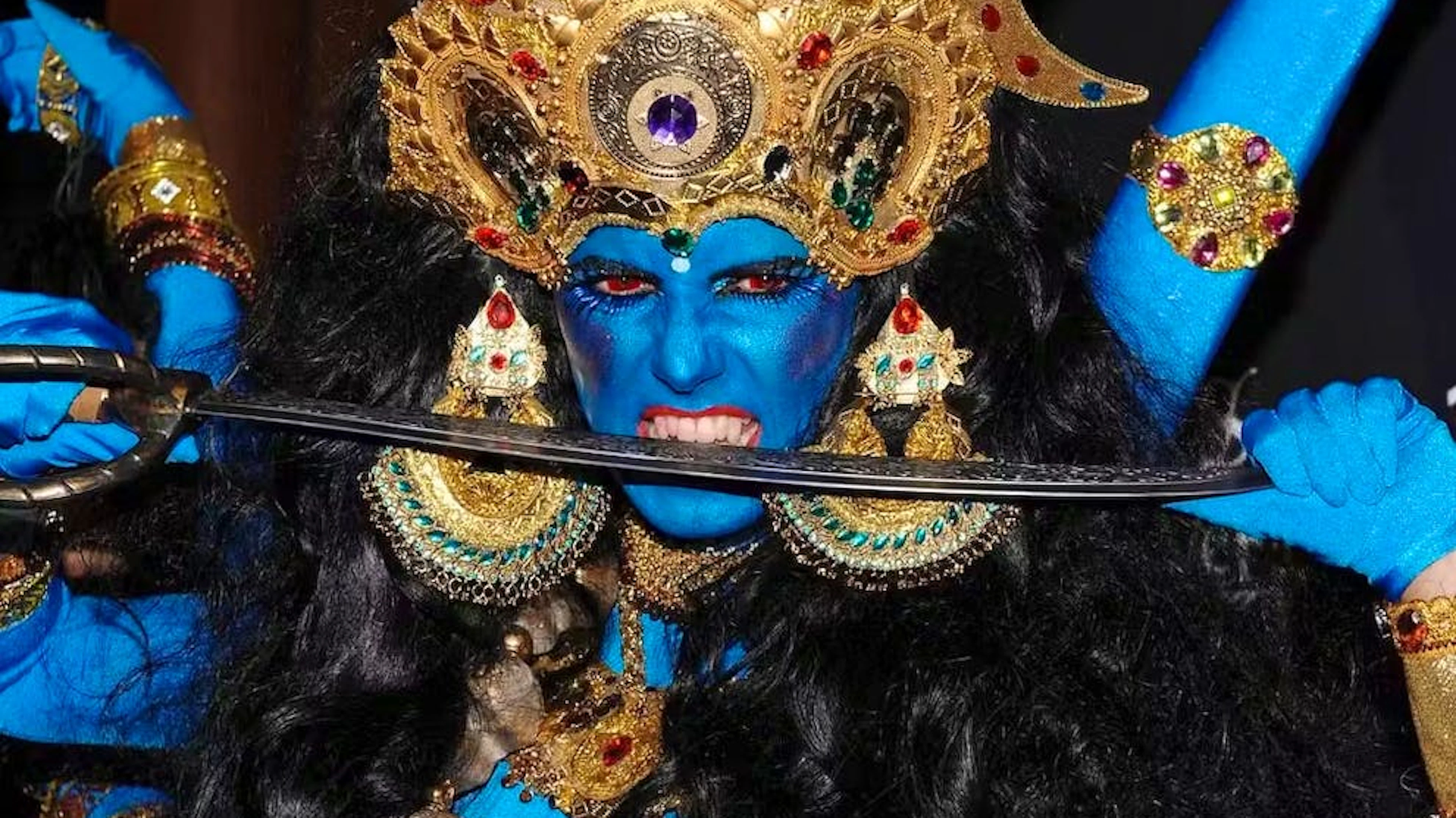 2008: voici sans aucun doute son costume le plus élaboré et ultra-original! Heidi Klum déguisée en Kali, la déesse hindoue... Kali - la déesse de la mort et de la destruction - a huit bras.