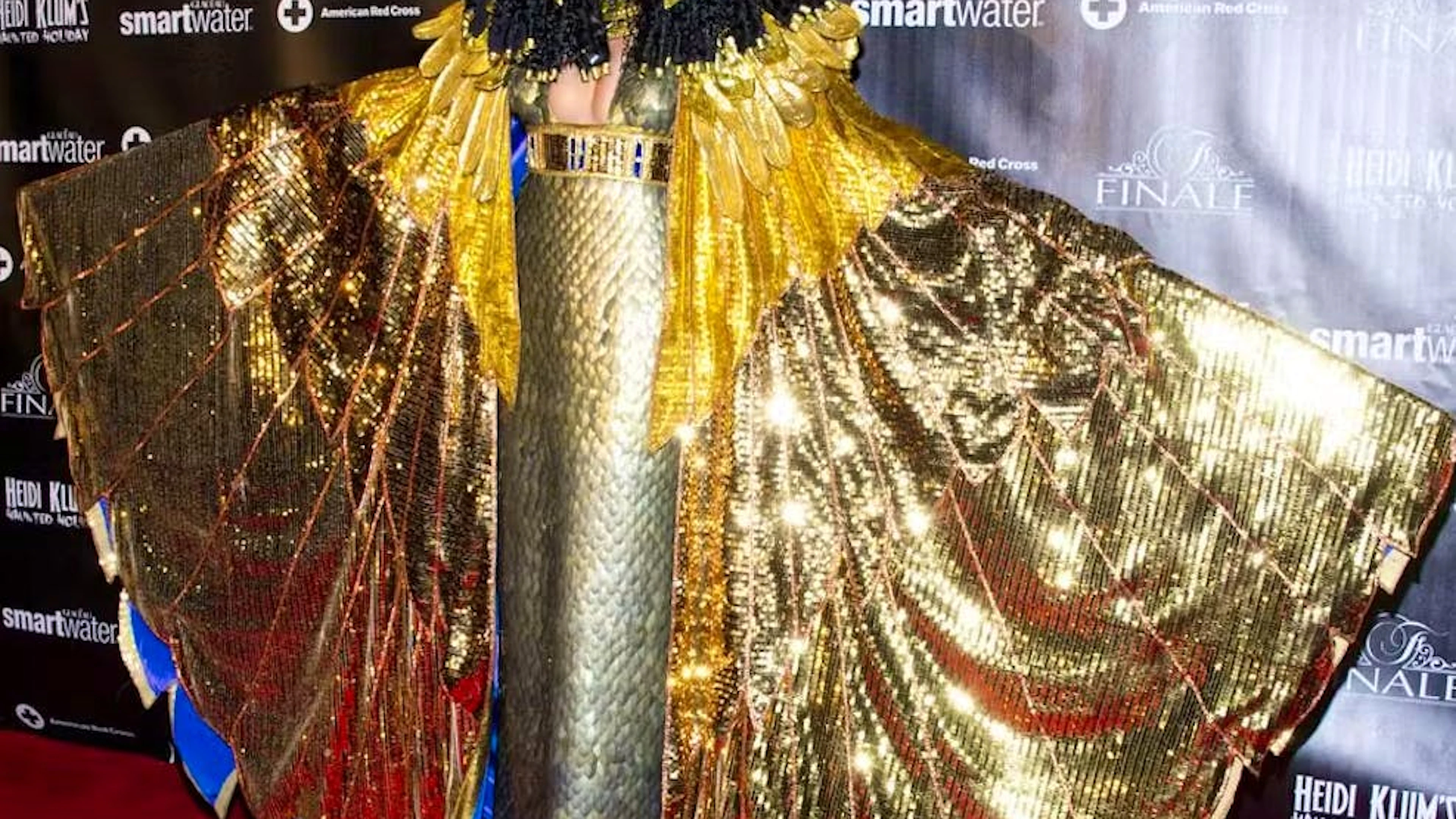 Ses costumes sont toujours très élaborés: en 2012 Heidi s'est transformée en Cléopatre... À cause de l'ouragan Sandy et par respect pour les victimes, Heidi Klum avait décidé de reporter sa fête de Halloween. C'est donc pendant la période de l'Avent qu'on a vu débarquer des stars déguisées...