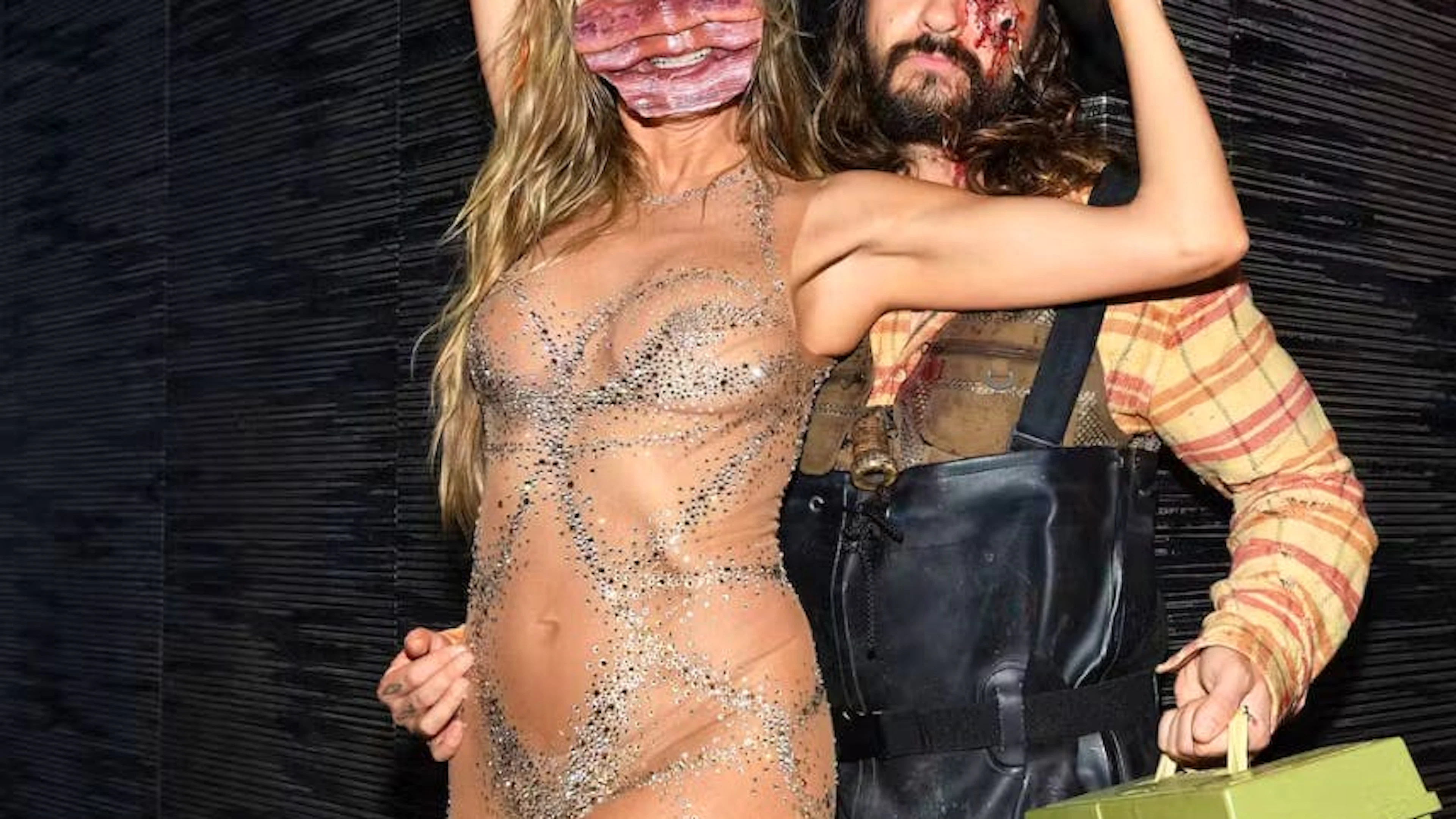 Pour pouvoir profiter de sa fête, elle a ensuite troqué silikone pour un catsuit transparent. Pour un effet ver de terre plus léger.