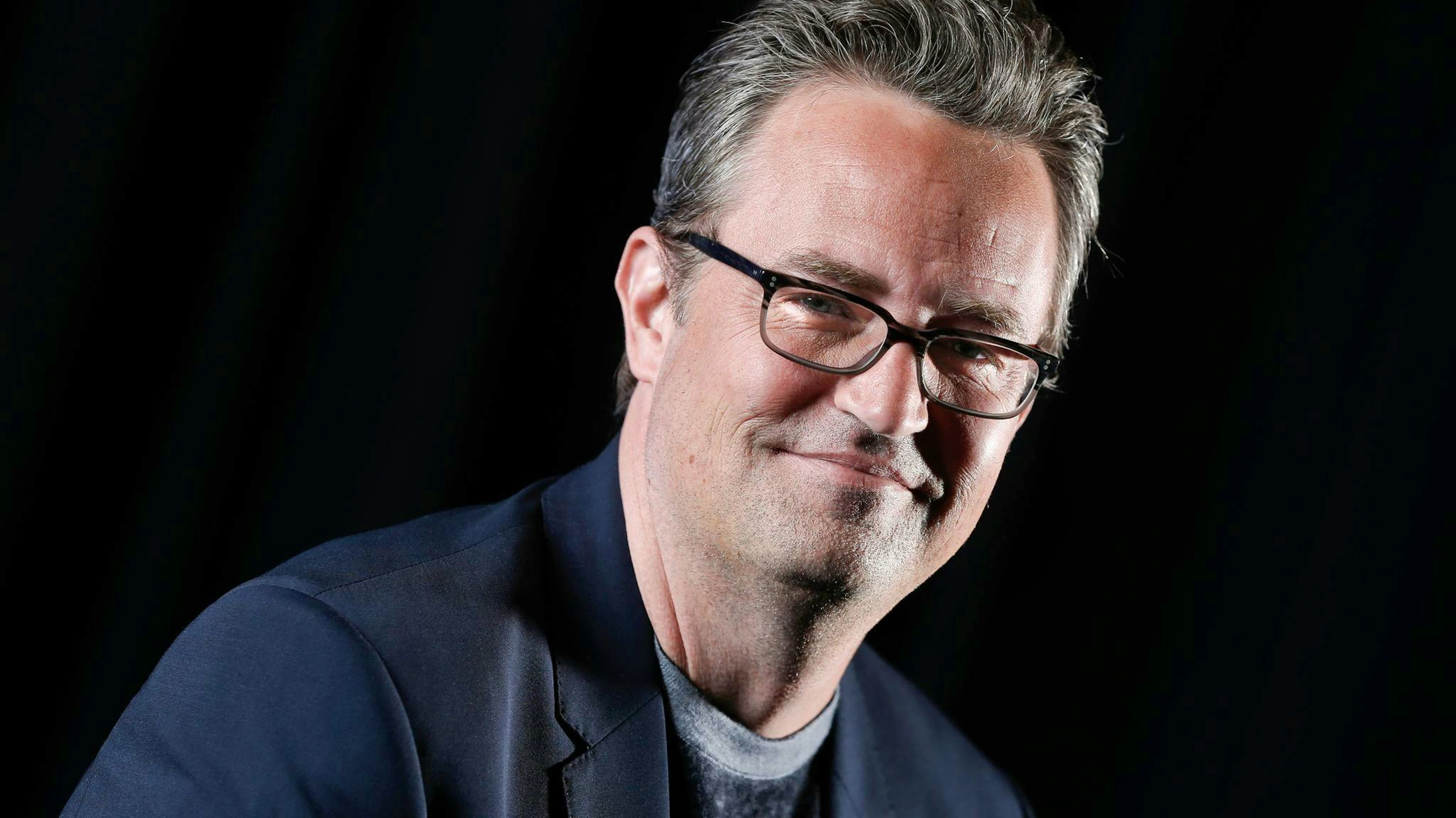 In seiner 2022 veröffentlichten Autobiografie hatte Matthew Perry offen über seinen jahrzehntelangen Kampf gegen Alkohol-, Drogen- und Tablettensucht geschrieben.