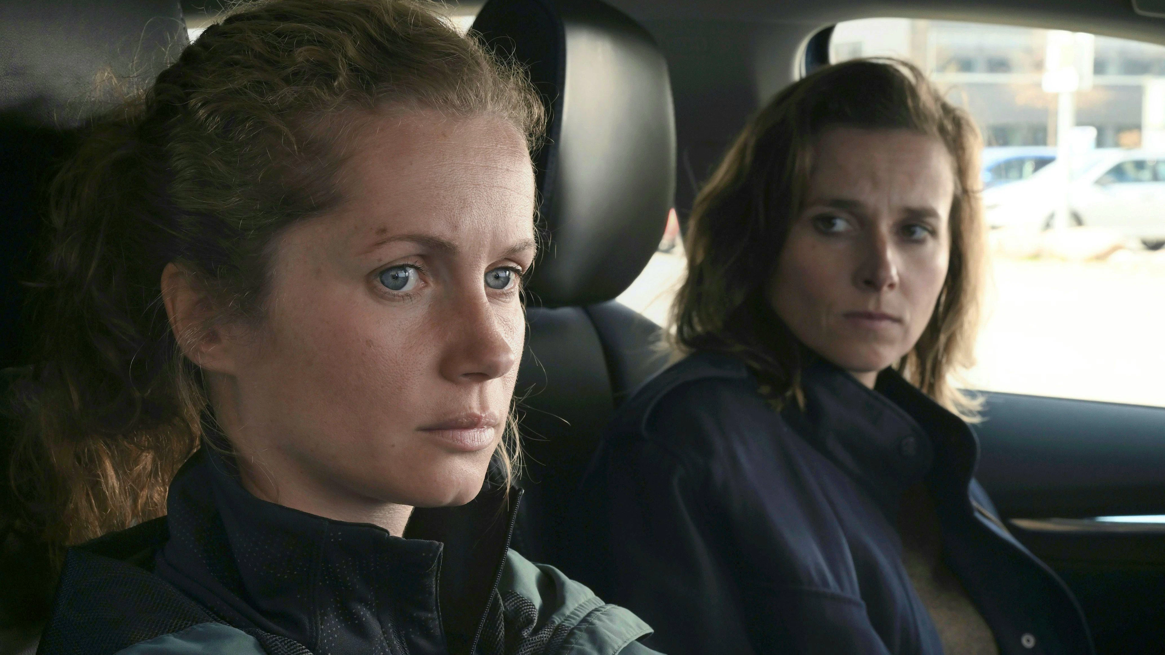 Die Dresdener Kommissarinnen Gorniak (Karin Hanczewski, rechts) und Winkler (Cornelia Gröschel) bekommen es im «Tatort: Was ihr nicht seht» mit einem zunächst merkwürdigen Fall zu tun: Eine Frau, die Winkler sehr gut kennt, scheint ihren Freund ermordet zu haben. Doch sie kann sich nicht daran erinnern.
