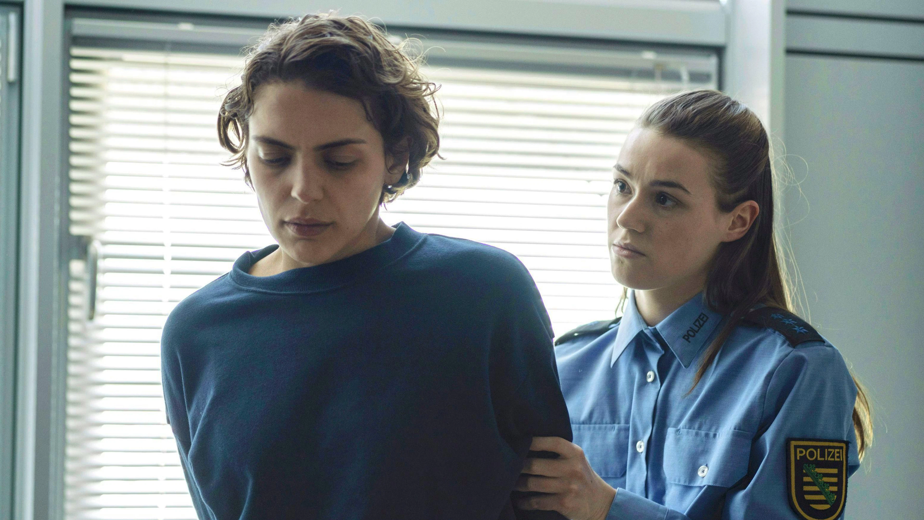 Täterin oder Opfer ohne Erinnerung? Die «Tatort»-Hauptverdächtige Sarah Monet (Deniz Orta) wird zur Befragung ins Kommissariat gebracht. Hat sie ihren Freund – vielleicht unter Drogeneinfluss – umgebracht?
