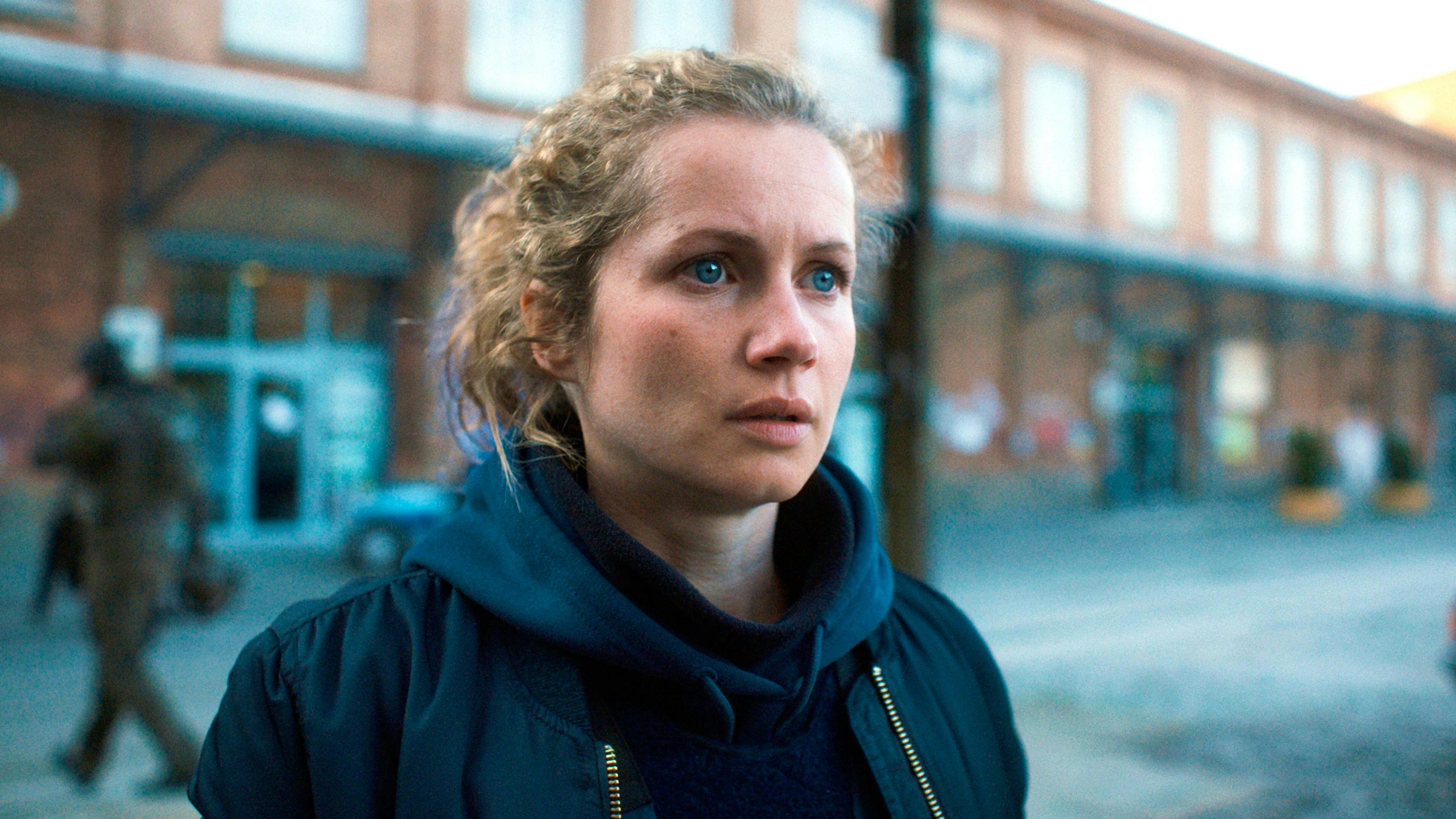 Leonie Winkler (Cornelia Gröschel) kann nicht glauben, dass ihre Freundin zu jener Tat fähig wäre, die ihr vorgeworfen wird. Doch sie wird wegen Befangenheit vom Fall abgezogen.