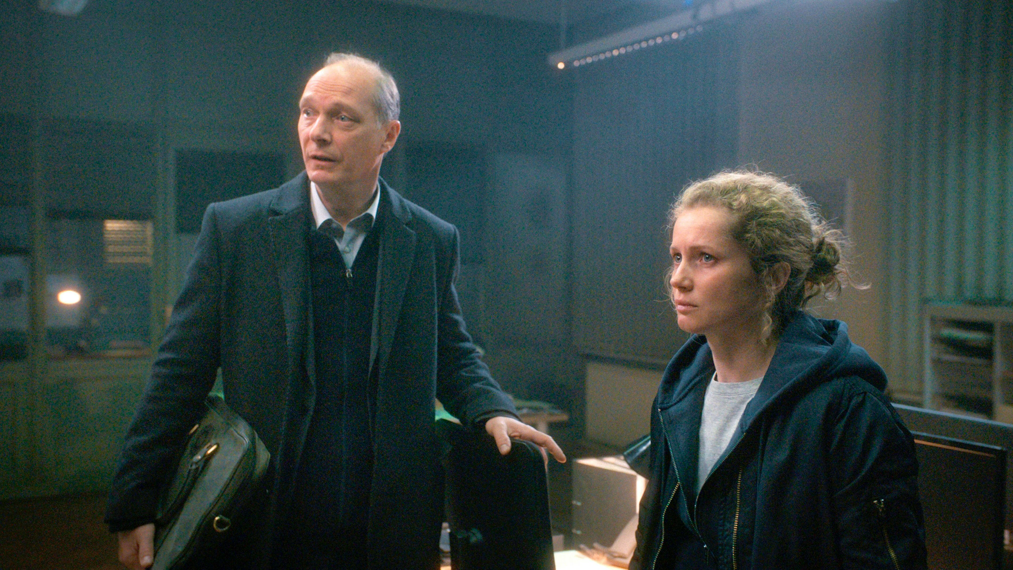 Kommissariatsleiter Peter Michael Schnabel (Martin Brambach) und Leonie Winkler (Cornelia Gröschel) denken darüber nach, welche Alternativen es zur klassischen Beziehungstat gäbe.