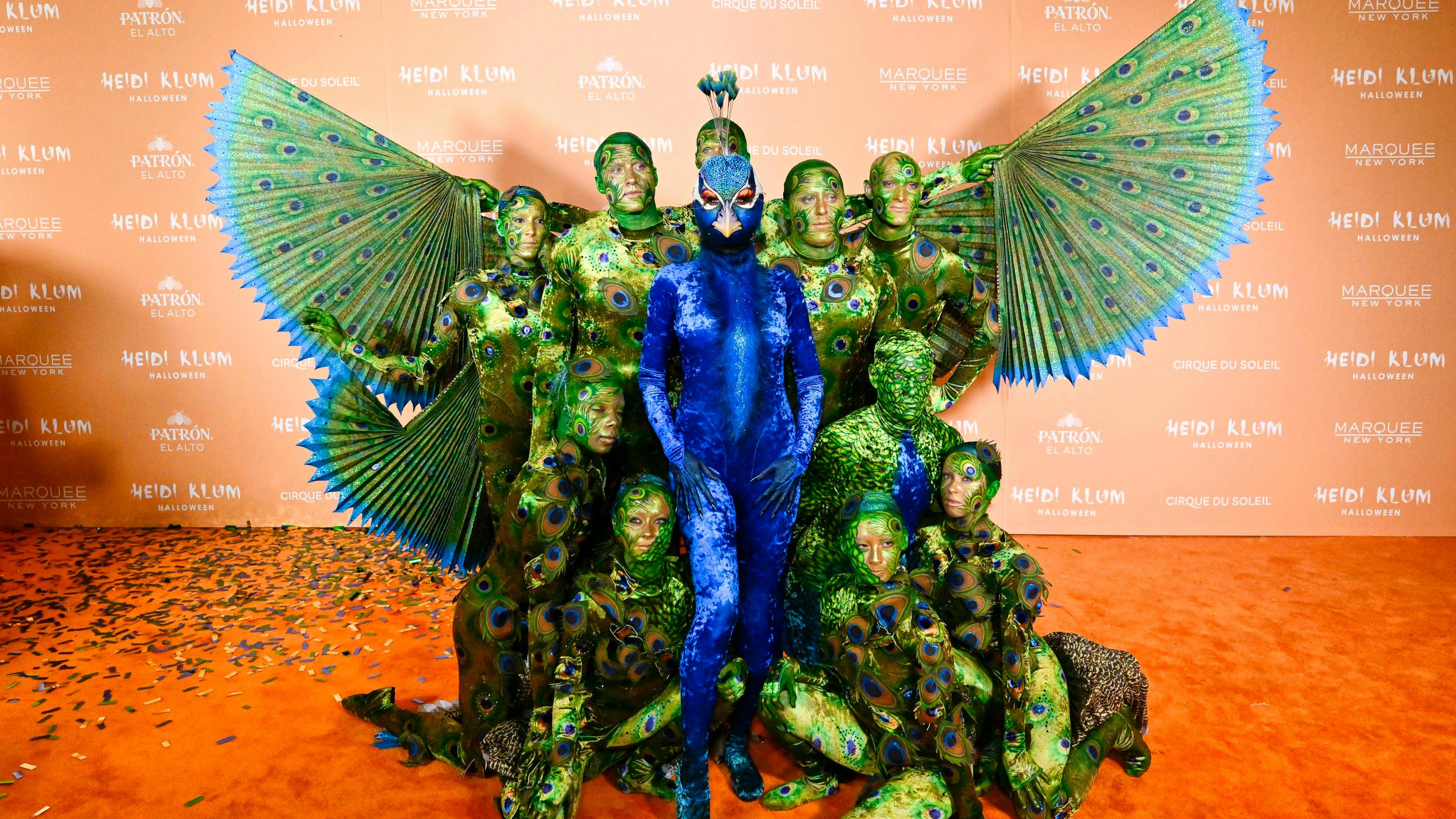 Pour cette incroyable mise en scène, Heidi Klum n'était pas seule. En effet, elle avait recruté dix danseurs du Cirque du Soleil et avait dû se rendre à Montréal au préalable.