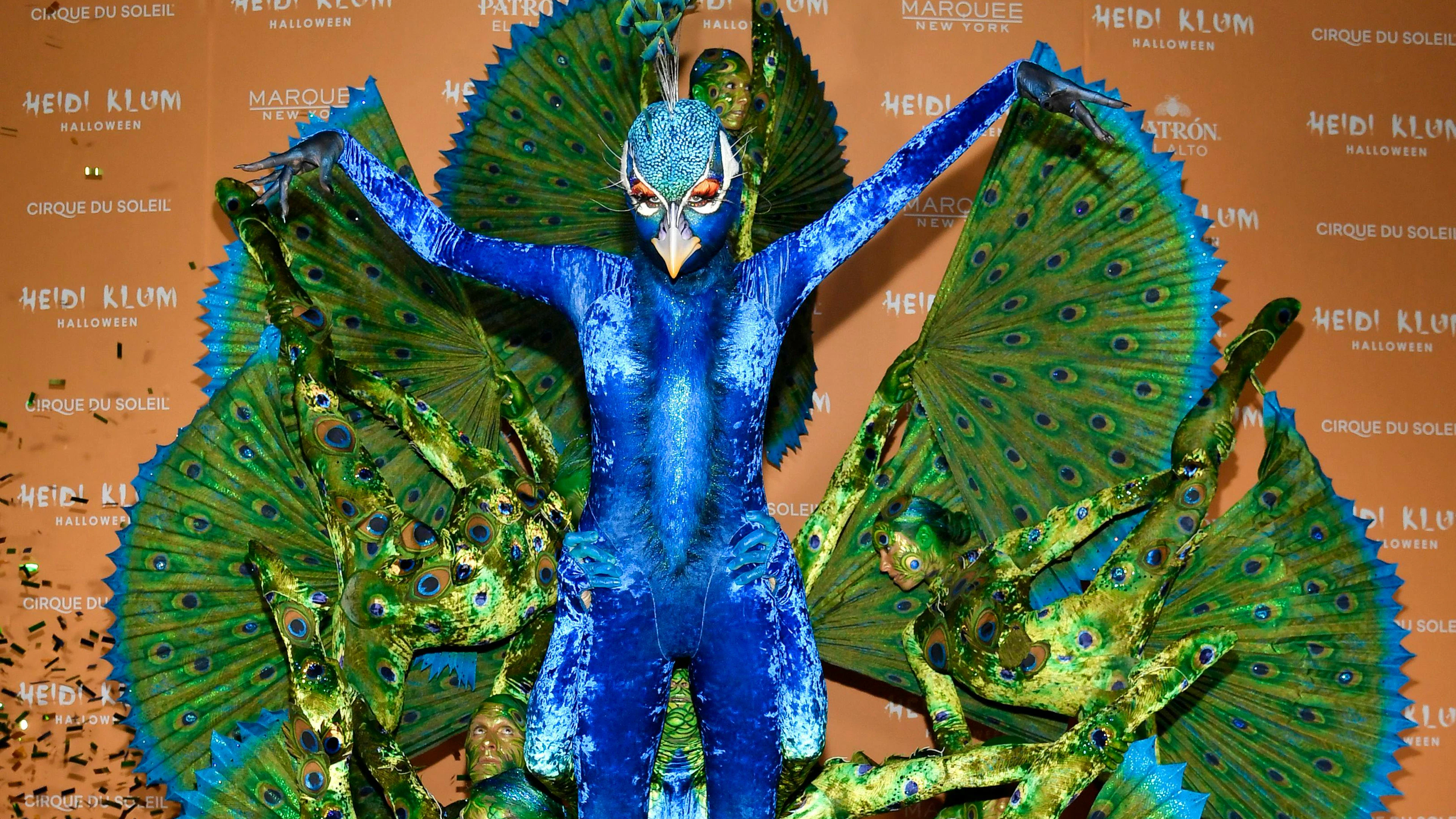 Ce 31 octobre 2023, Heidi Klum est apparue en paon. Elle avait dit à l'avance que son costume serait «gigantesque».
