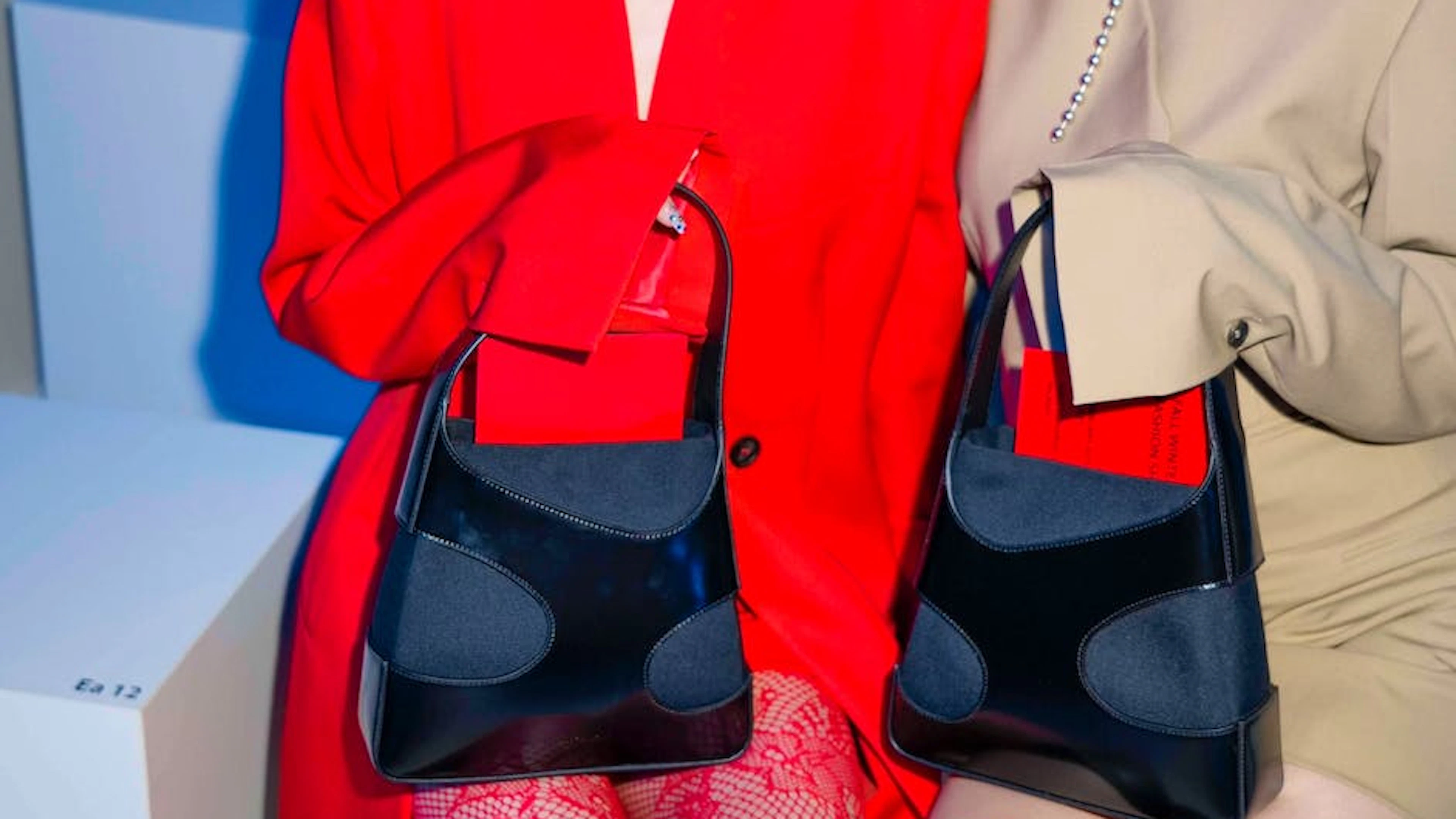 La chanteuse de J-Pop Ami Suzuki (à gauche) s'est présentée à la Fashion Week de Milan dans un collant résille rouge à motifs.